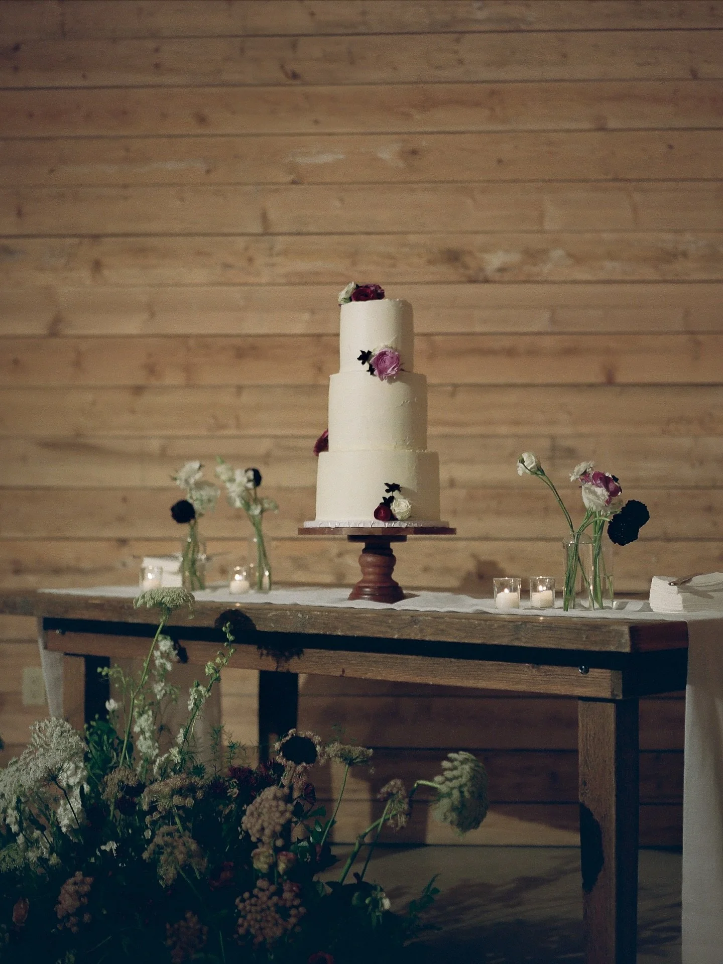 Reception details 🤎🍸 Cake cutting and late-night pizza on the dance floor&mdash; such a fun celebration for Layne &amp; John! 
.
venue + catering: @oakandvinestay
planner: @collectiveeventcoslo
florist: @brookebloom.co
rentals: @allaboutevents
phot