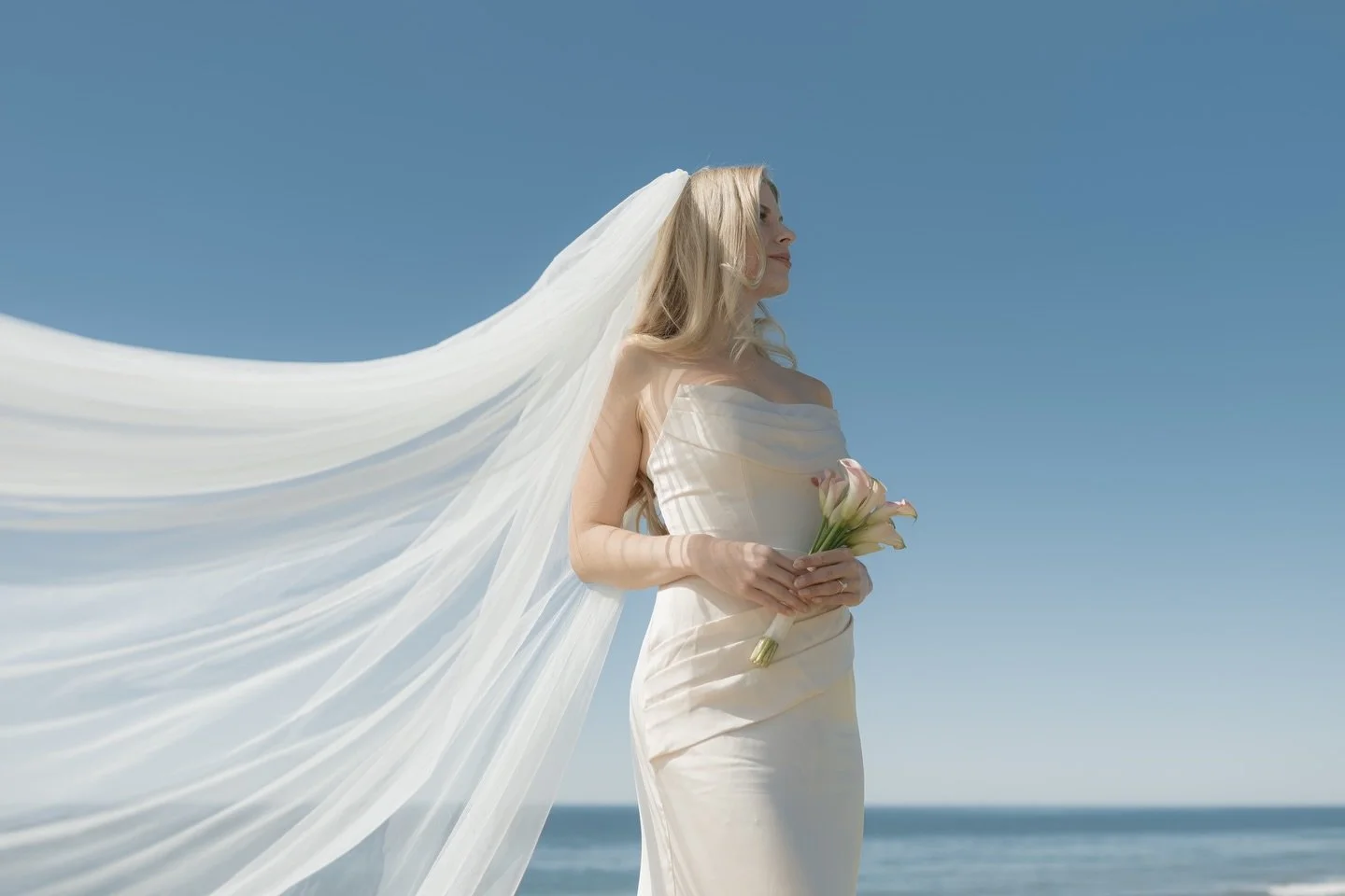 Coastal elegance is the best way to describe Mel + Felipe&rsquo;s elopement morning 🤍 Featuring her flowing veil and calla lily bouquet made just for her by her husband! 
.
.
.
.
.
.
.
.
#santabarbaraweddingphotographer #santabarbarawedding #santaba