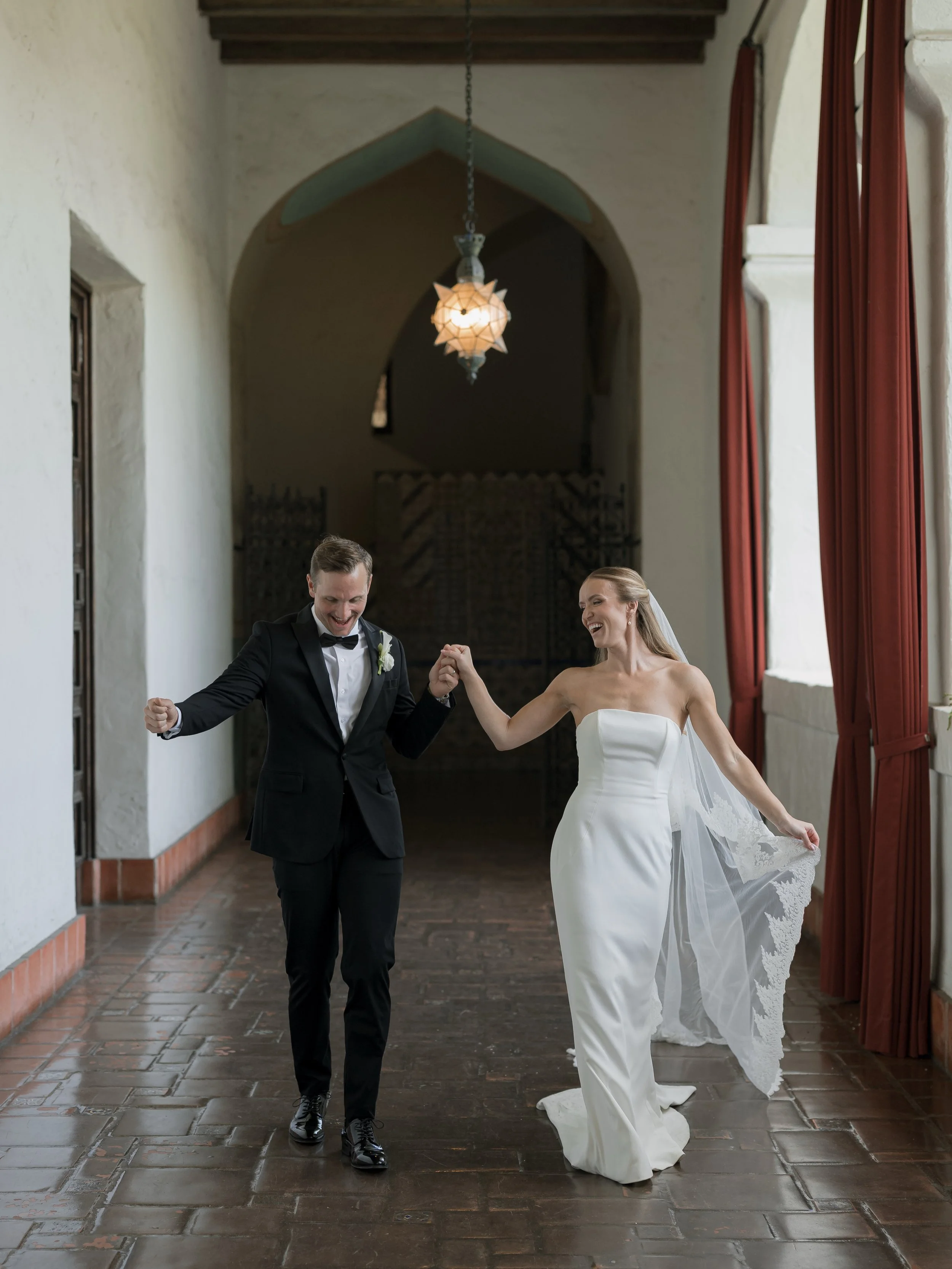 Some favorite frames from Lauren &amp; Austin&rsquo;s intimate elopement day 🤎 Courthouse ceremony in the gardens followed by a reception with their closest people. It was joyful and fun from beginning to end 🥂🍋&zwj;🟩🎞️
.
Florist: @ellaandlouief