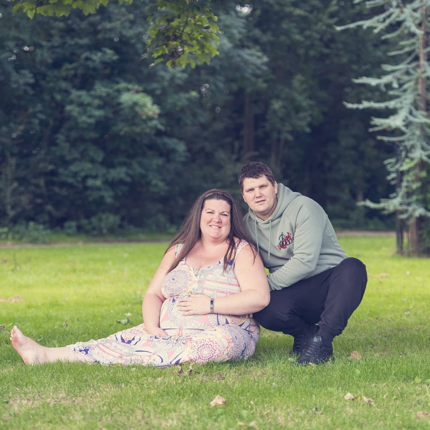 Not long to go!!! Nikki &amp; Leon's little baby will be here very soon so had a lovely shoot in the park before 2 becomes 3!!
.
.
#bumpphotoshoot #maternityshoot #portraitphotography #babybump #babyphotos #bedalephotographer #bedalebusiness #locatio