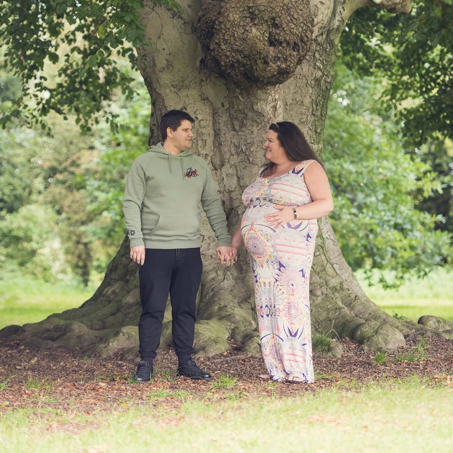 Not long to go!!! Nikki &amp; Leon's little baby will be here very soon so had a lovely shoot in the park before 2 becomes 3!!
.
.
#bumpphotoshoot #maternityshoot #portraitphotography #babybump #babyphotos #bedalephotographer #bedalebusiness #locatio