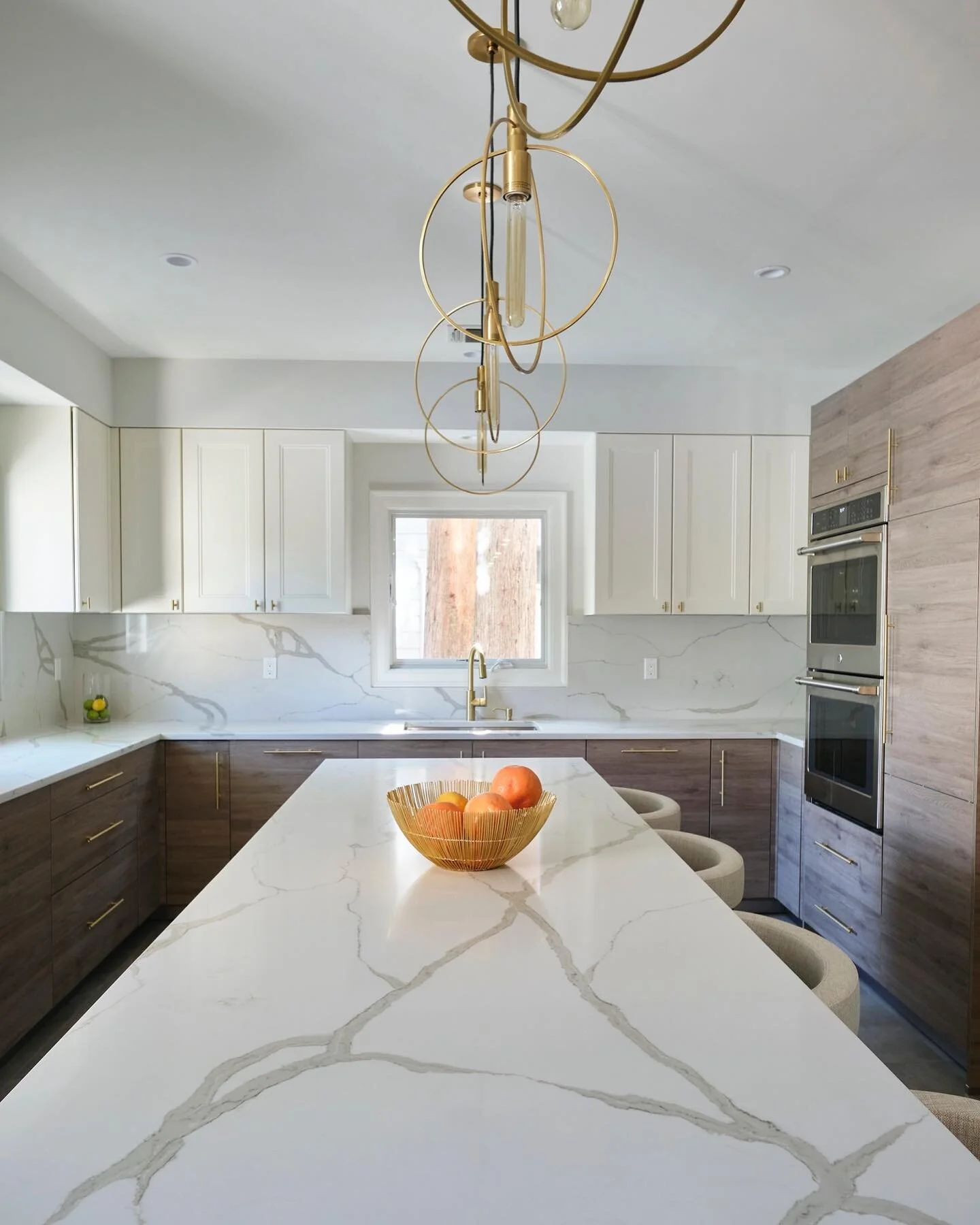 Another view of this amazing chefs kitchen,  check out these details!! 
Photo by @aneyeforart 
&bull;
&bull;
&bull;
#chef #chefskitchen #details #countertops #marble #lighting #lightingdesign #instakitchens #interiordesigner #interiordesignernyc #des