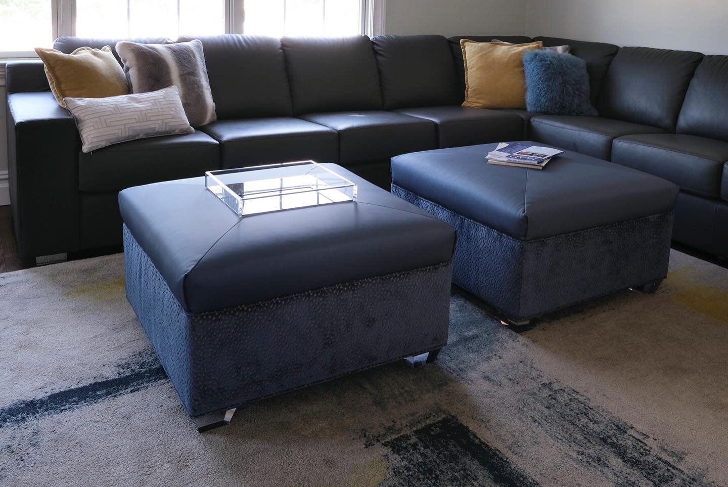 Beautiful den/family room! with custom built ins and ottomans. Swipe and spot the difference in picture #2 and #3! Photo by @aneyeforart 
&bull;
&bull;
&bull;
#den #familyroom #familyroomdesign #family #familytime #custom #builtins #ottoman #blue #na