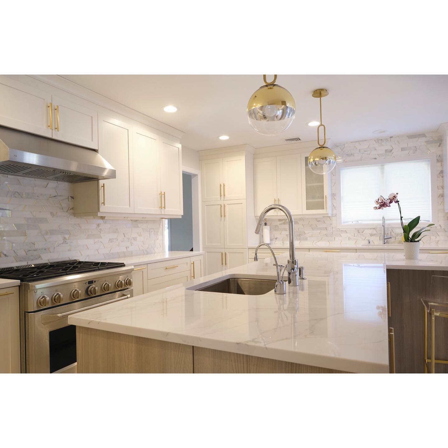 🌟Luminous white and gold kitchen 🌟with beautiful stainless steal appliances and lucite details. Photo by @aneyeforart 
&bull;
&bull;
&bull;
#luminous #gold #bright #kitchen #kitchendesign #kitchendecor #stainlesssteel #appliances #lucite #lucitedet