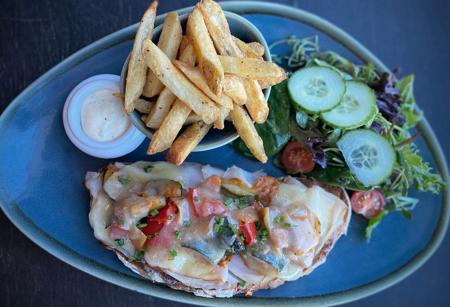 La TARTINE 🤤🇧🇪

Tartine chaude &agrave; base de fines tranches de r&ocirc;ti de dinde, mayonnaise maison, ratatouille et fromage cheddar vieilli.