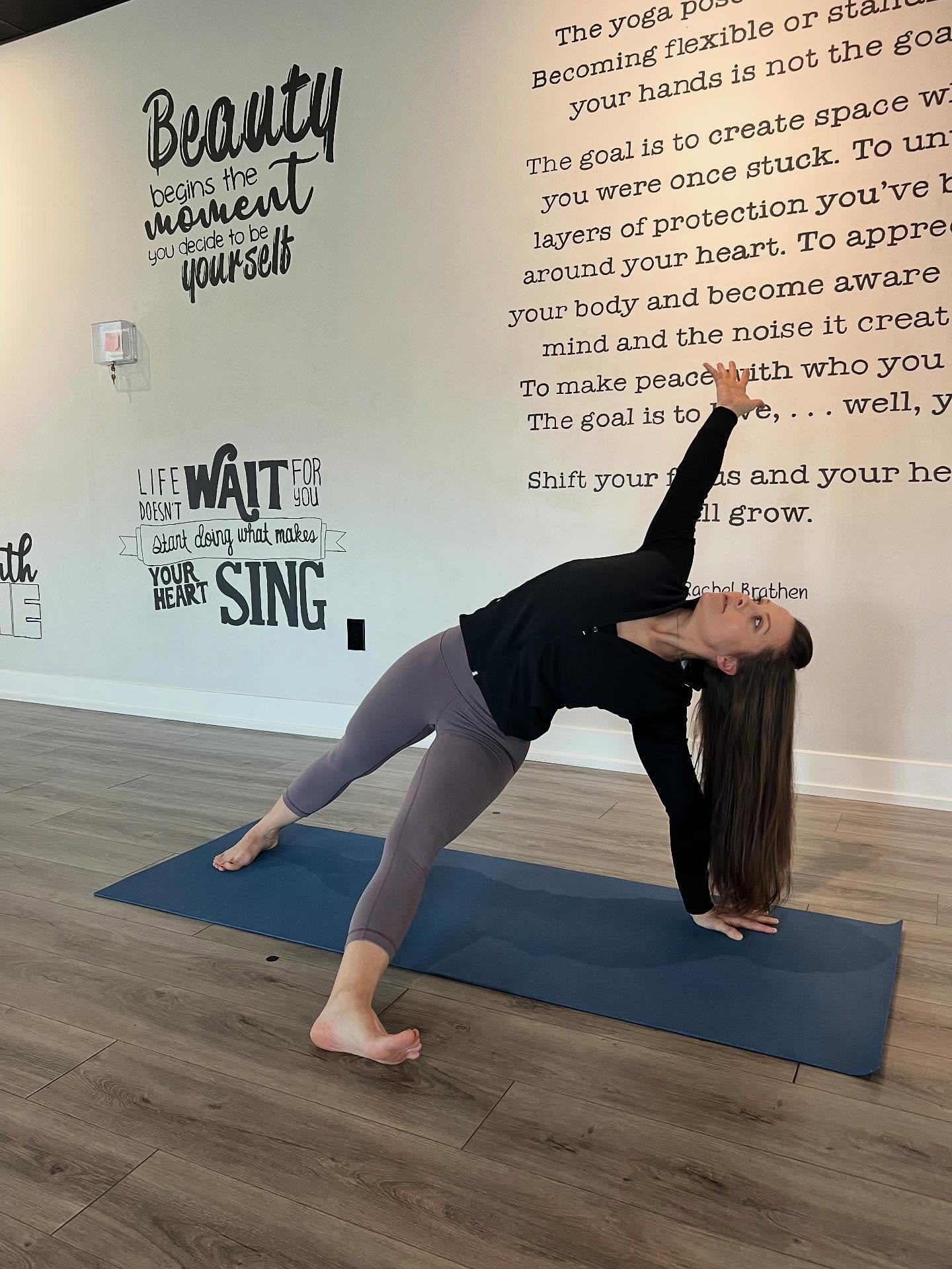 Hot Power Flow with @kfredyoga every Thursday at 9:45 am - don&rsquo;t miss your chance to sweat &amp; breathe 🧘&zwj;♀️ 

Sign up - www.reyabarreyoga.com/schedule
#hotyoga #hotpowerflow #phillyyogi #phillyyoga #phillyyogateachers #phillyyogastudio #