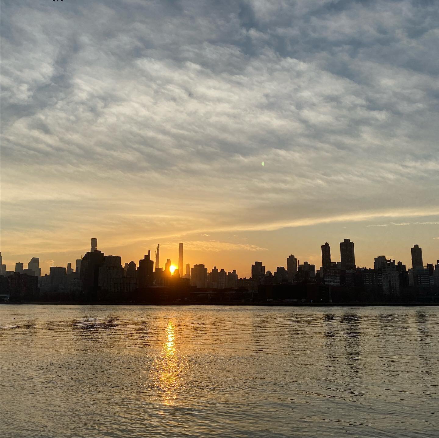 #sunsetoverwater #sunsent #endofday #sunset #sunsetnyc #nycsunsets #sunsetinnyc #nycsunset #rooseveltisland #ignyc #newyorkstreets #nycphotography #newyorknewyork