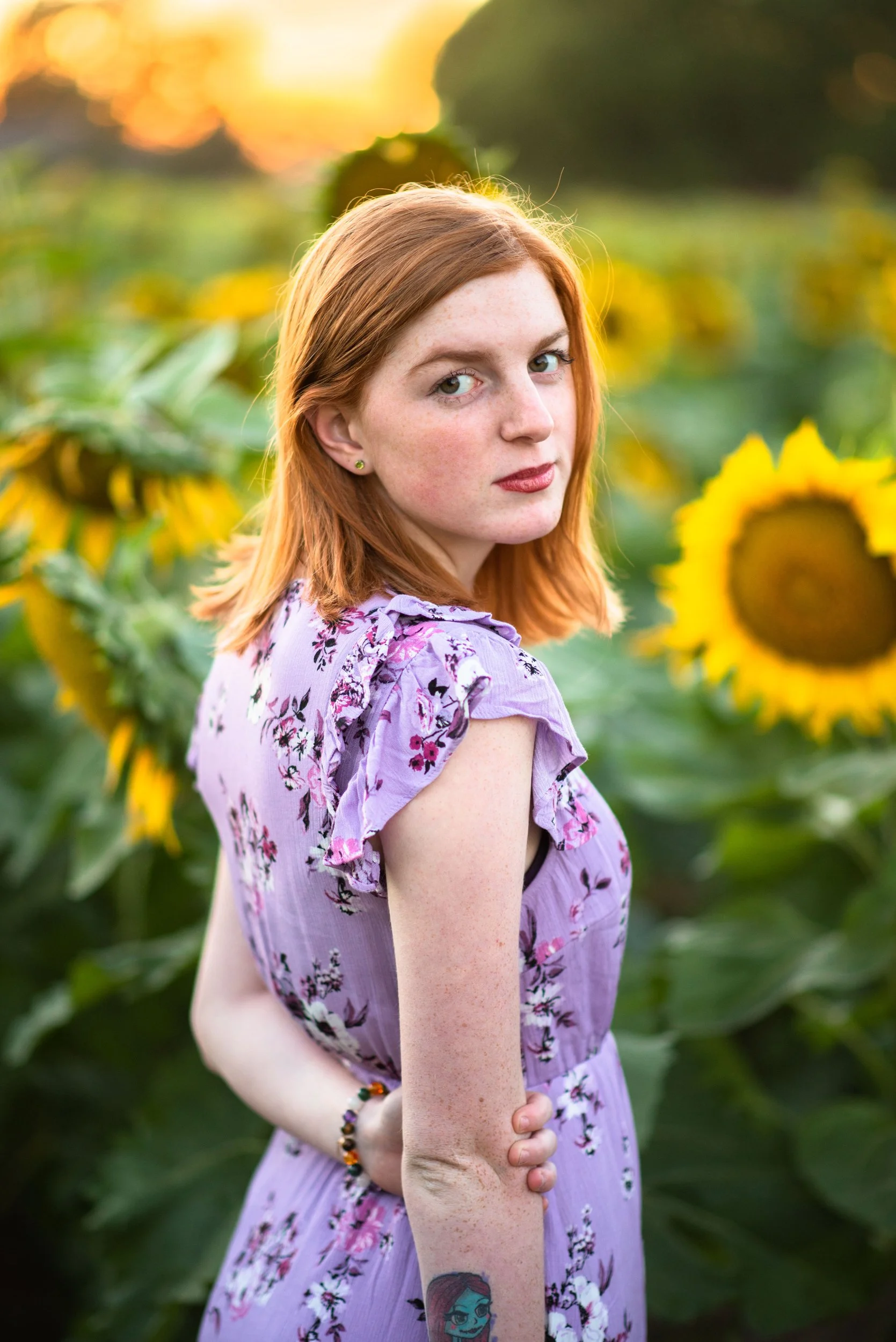 Redheaded-women-in-sunflower-field-boise-Idaho-photographer-Senior-photos-Hannah-O-Hansen-1.jpg