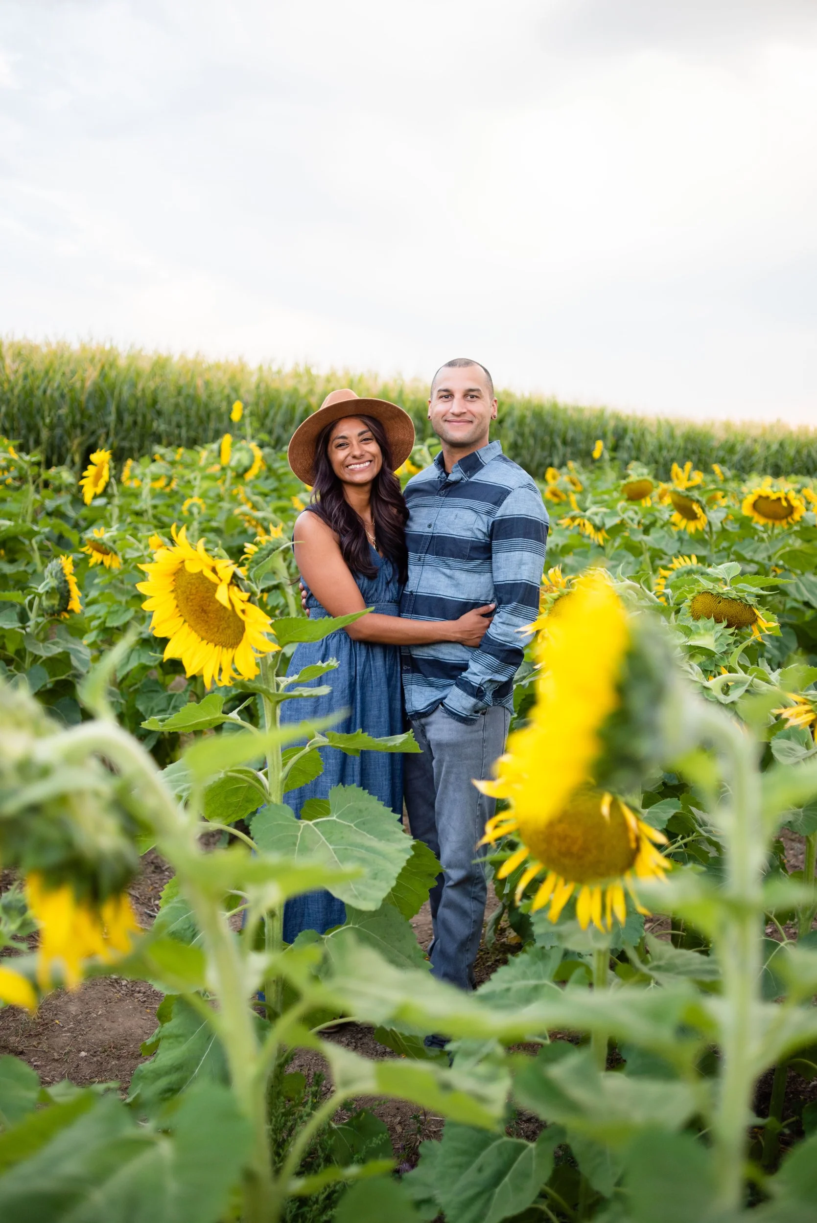 Couple-Photos-in-Boise-Idaho-Locations-Sunflower-field-Treasure-Valley-Photographer-Hannah-O-Hansen.jpg
