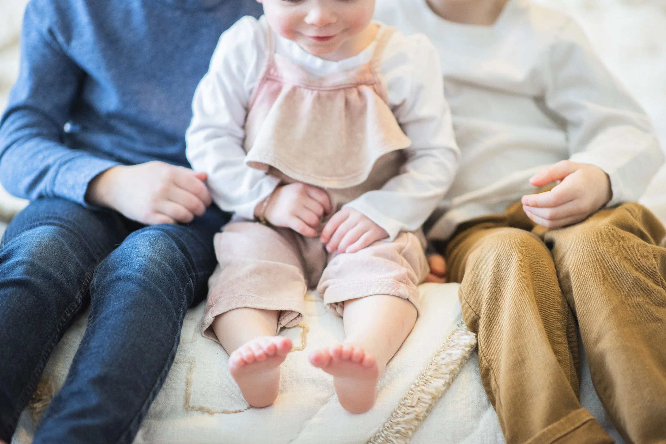 Brother-Sister-Family-photo-Session-at-home-Nampa-Idaho-detail-shot-hands.jpg