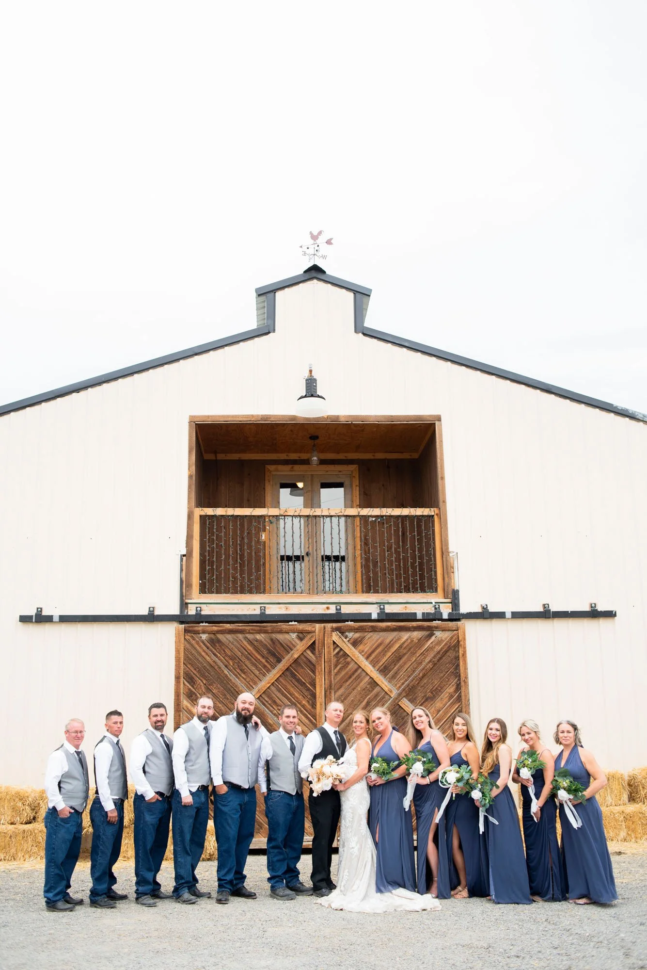 Nampa-Idaho-wedding-Venue-Firefly-ranch-Bridal-party-Barn-Canyon-County-together.jpg