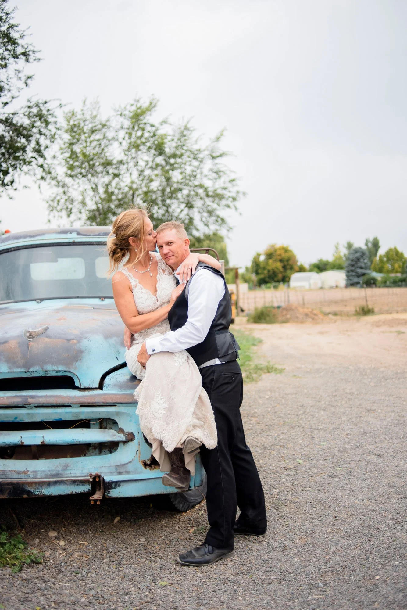 Nampa-Idaho-wedding-Antique-truck-bride-groom-wedding-dress-kiss.jpg