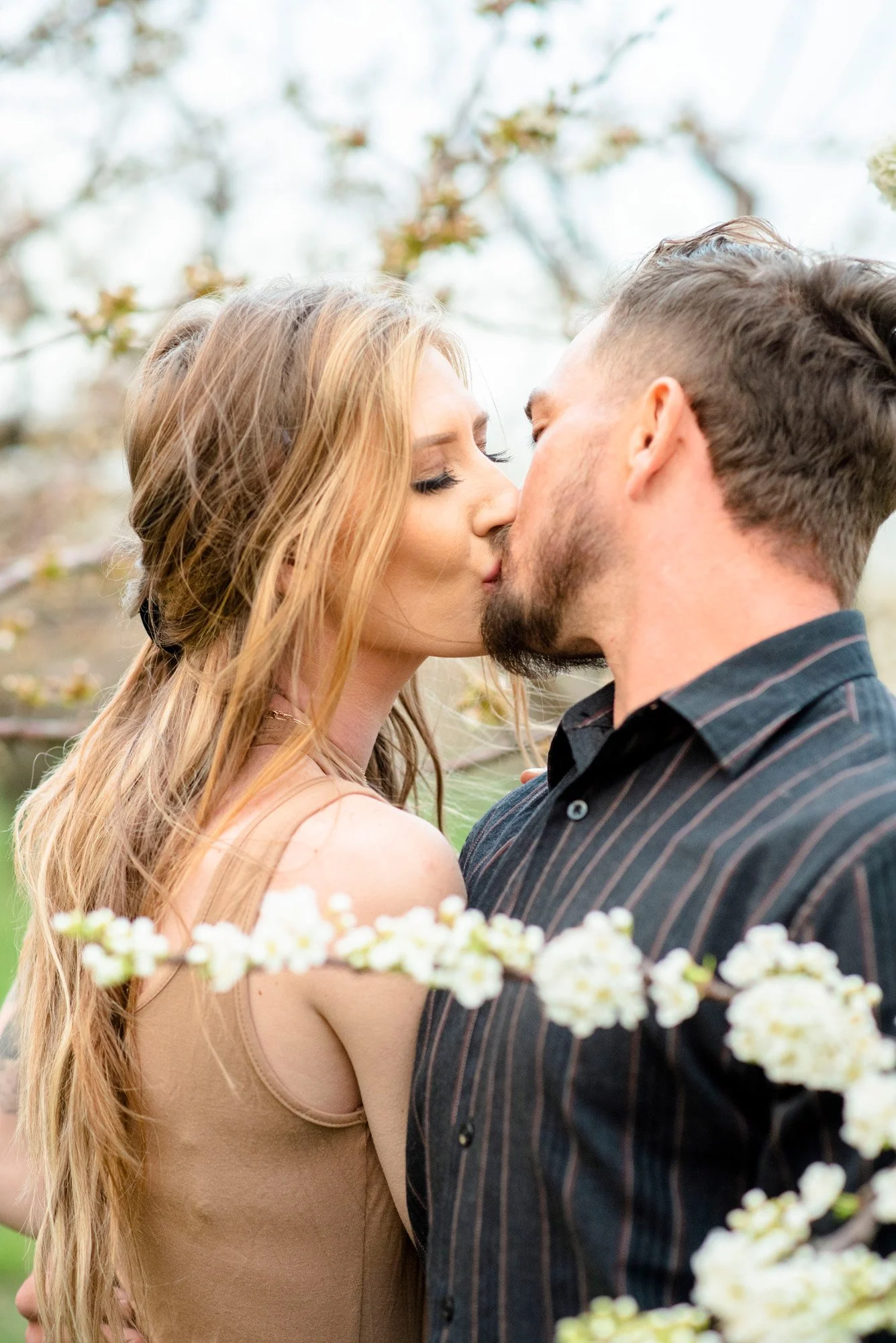 Engagment-photographer-Emmett-Idaho-Gem-County-cherry-blossoms-kissing.jpg