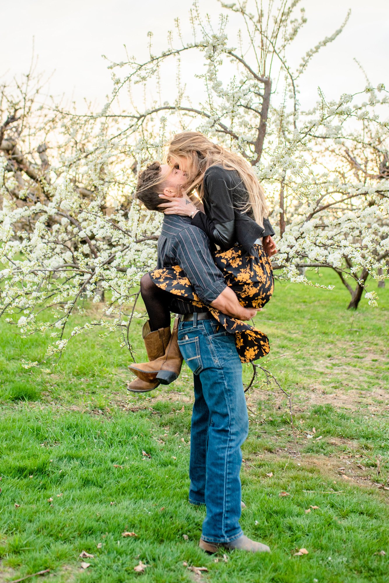 Emmett-Idaho-Orchard-Couples-Photographer-Spring-Cherry-Blossoms-kissing.jpg