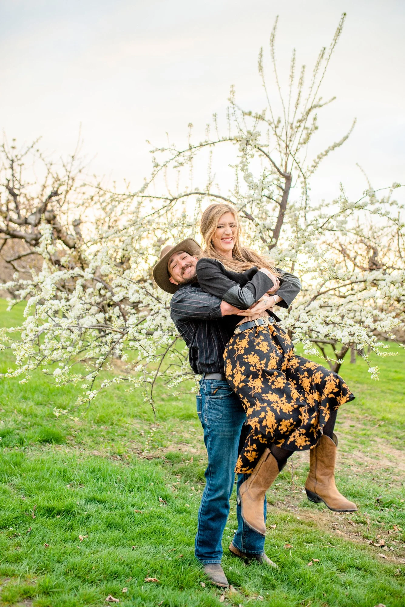 Emmett-Idaho-Orchard-Couples-Photographer-Spring-Cherry-Blossoms-Spin.jpg