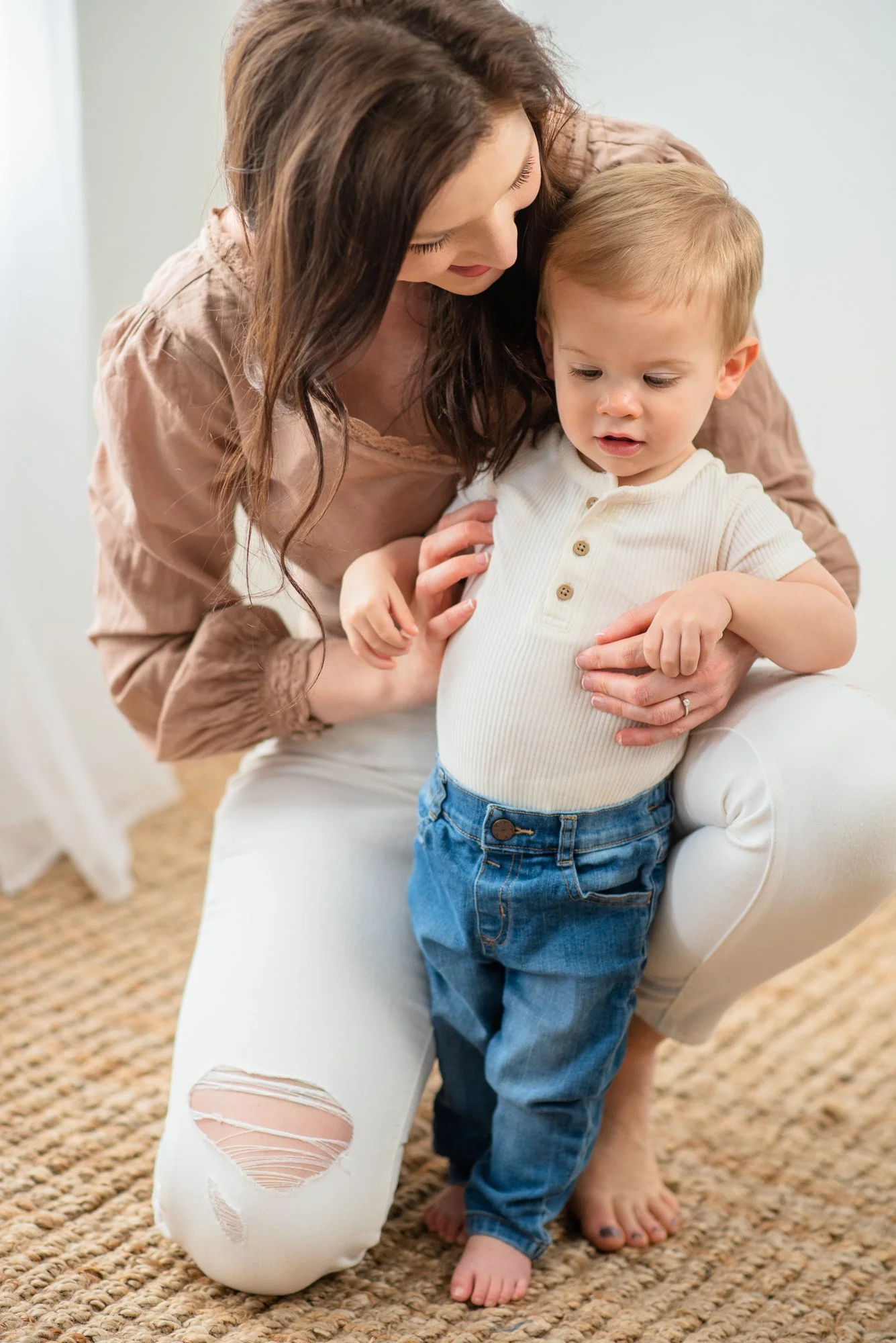 White-Lace-Studio-Mommy-and-Me-Mini-Photoshoot-Poses-neutrals.jpg