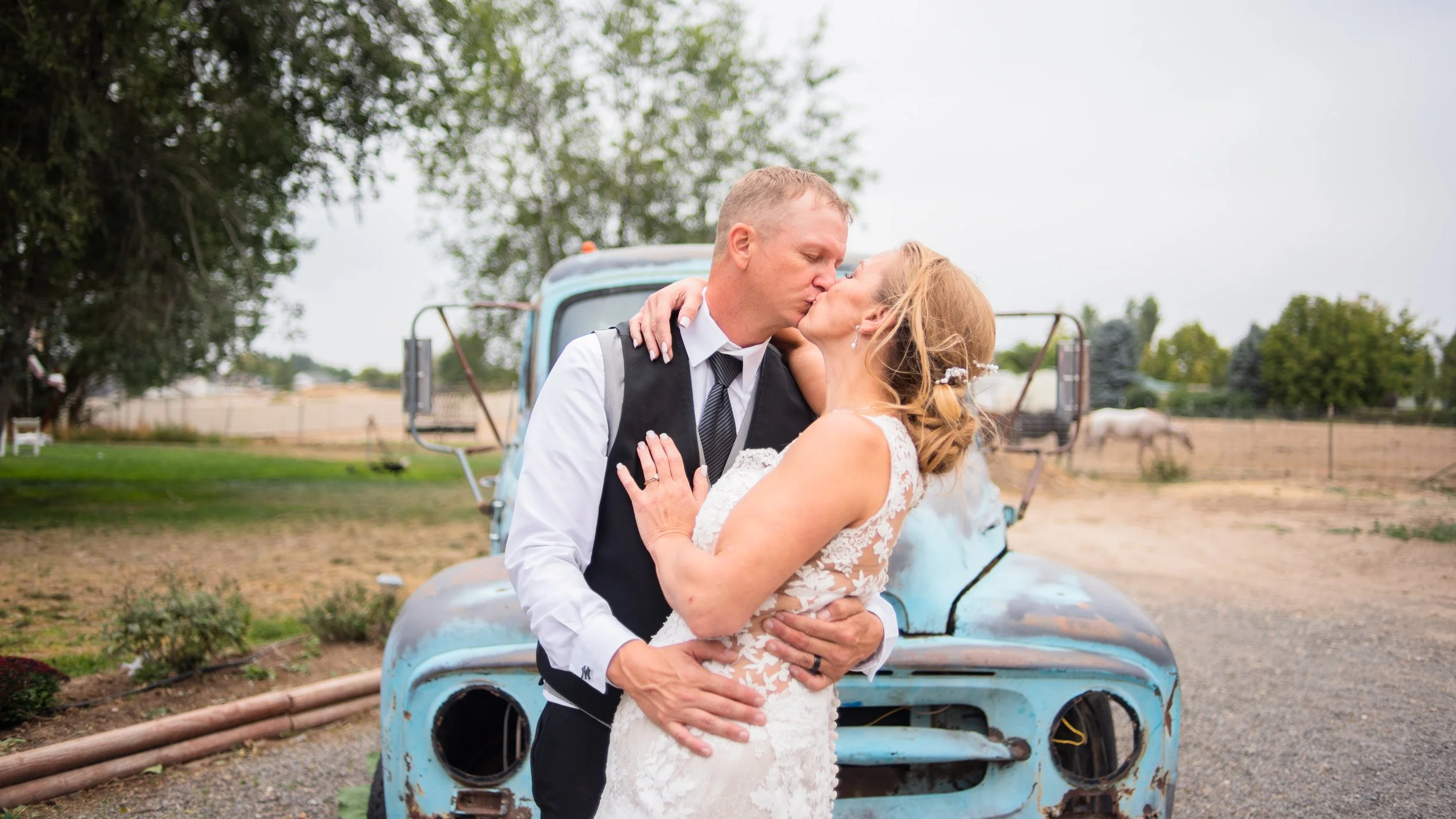 Treasure-Valley-Idaho-Wedding-Bride-Groom-Barn-Antique-Nampa-Ring-Kissing.jpg