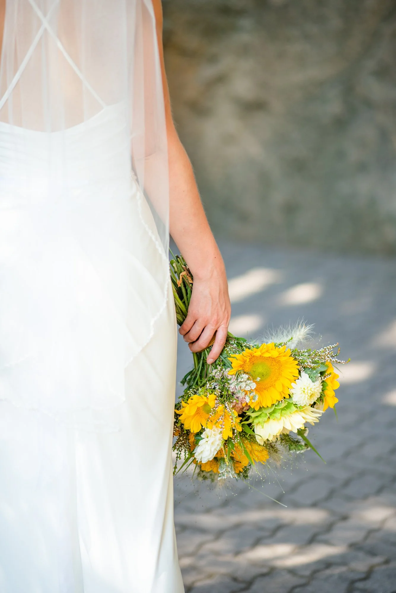detail-shot-wedding-bouquet -sunflowers-bride-veil.jpg