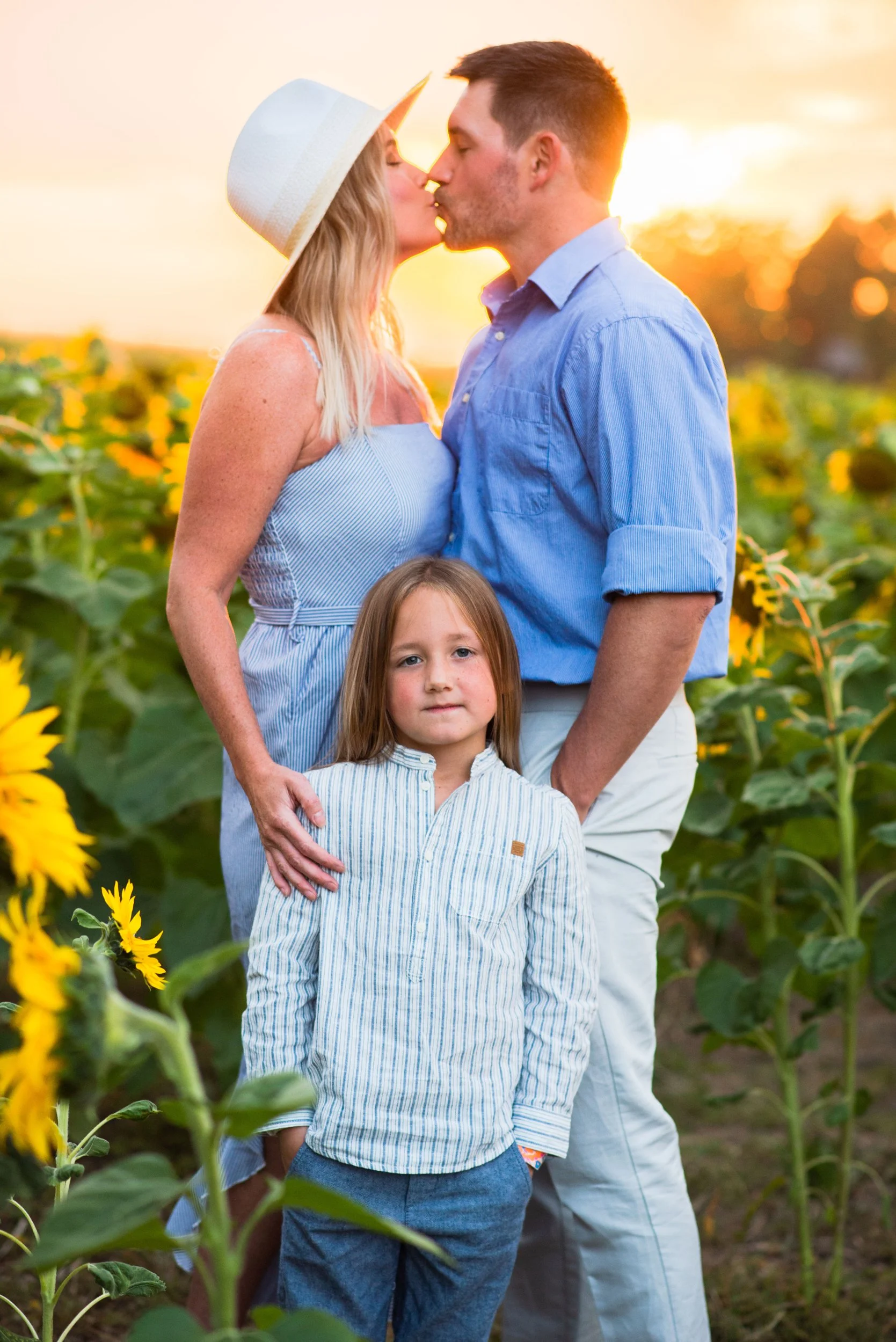 Mini-Sunflower-Photoshoot-Boise-photographer-Hannah-o-Hansen-Sunset-family-photos-Treasure-valley-couple-kissing.jpg