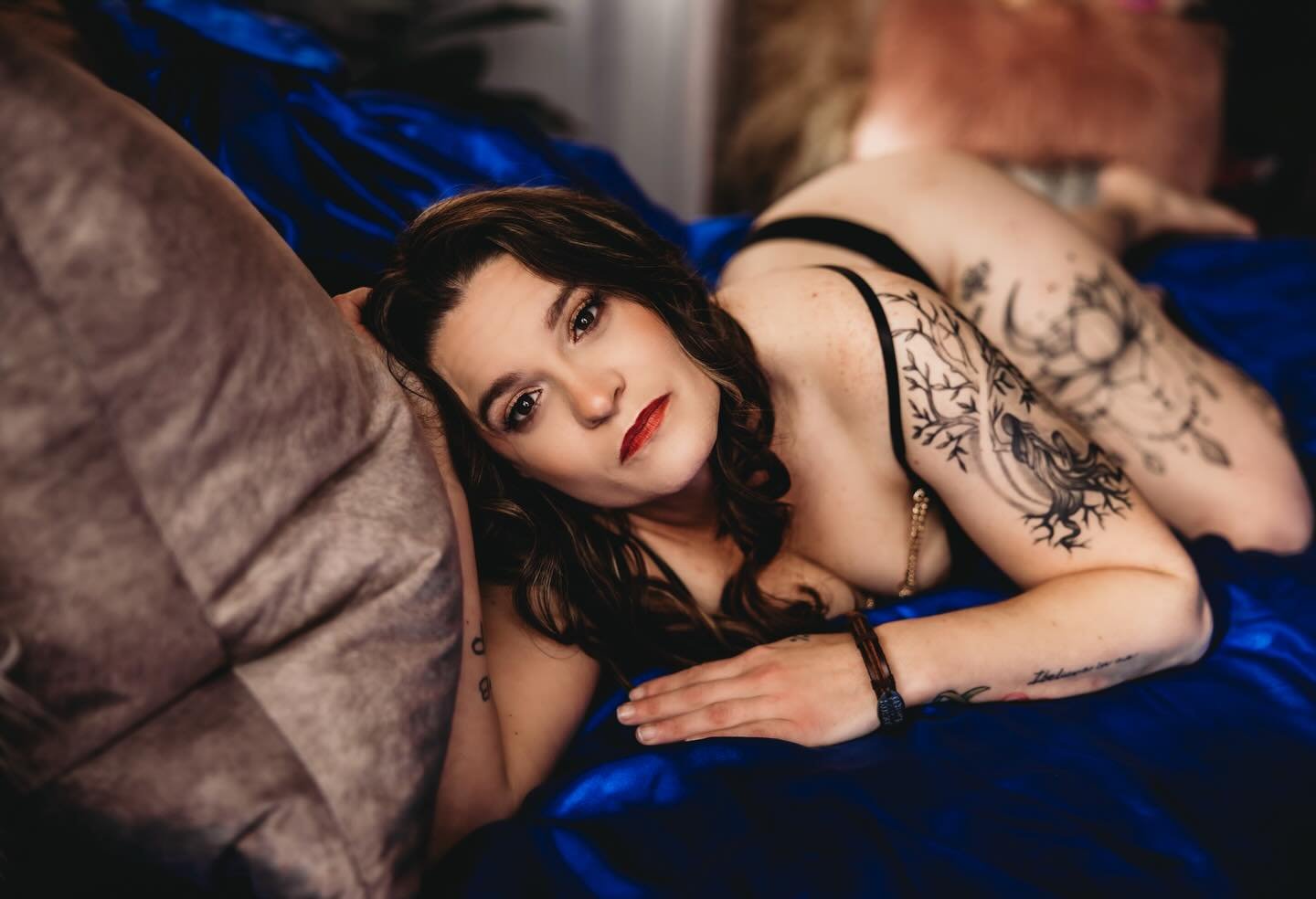 selfie vs Julie 💋

tell me again how you &ldquo;aren&rsquo;t photogenic&rdquo; 👀

#boudoirinspo #boudoirphotographer #julieboudoir #boudoirphotography #wisconsinboudoirphotographer