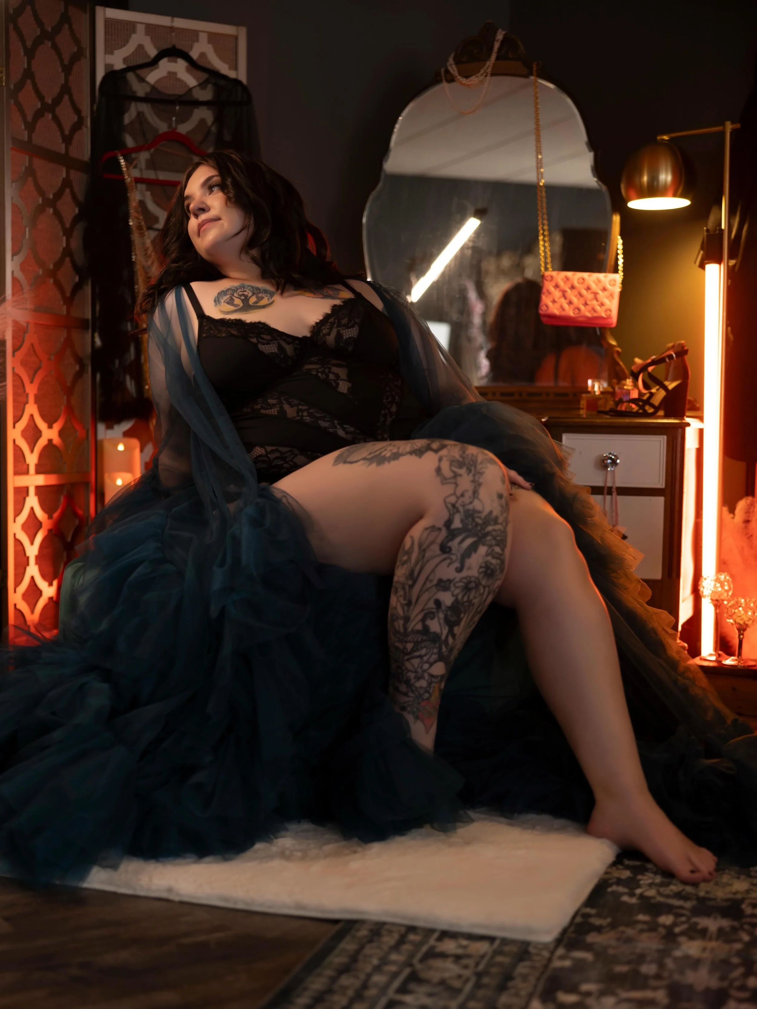 Your selfie called&hellip;. She said she&rsquo;s intimidated.😝

#boudoirinspo #selfievsjulie #julieboudoir #boudoirphotographer #boudoirphotography