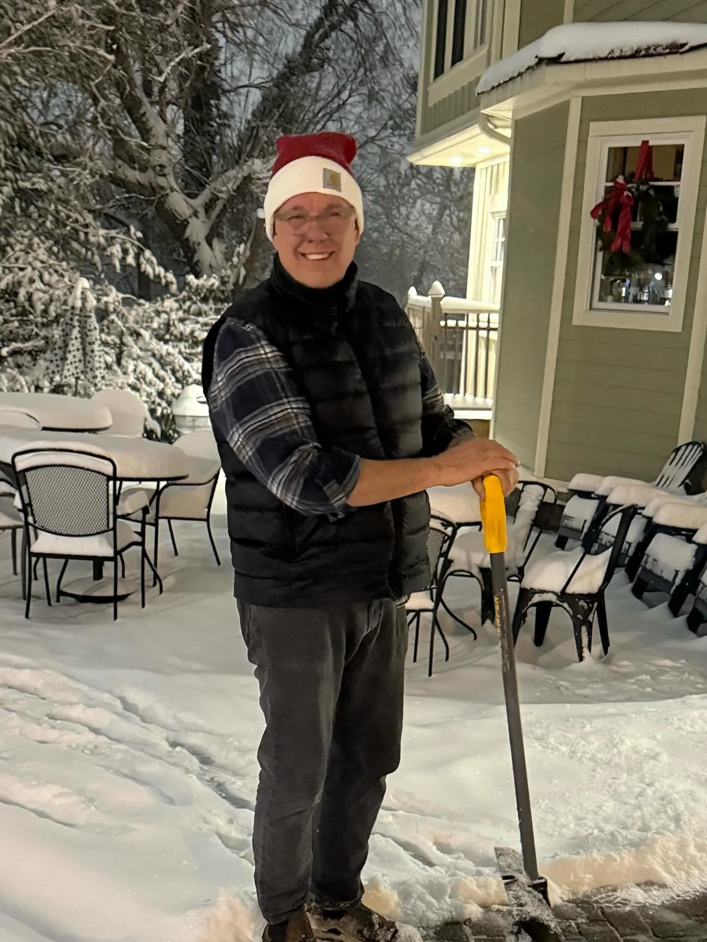 So, we had a li&rsquo;l elf come in last night to clear the way so our other li&rsquo;l elves could come in and serve you and your family on this cold, bright day.
 You know it was cold last night if Tony had to wear a vest. 

#snowdayfun #coffeeempo