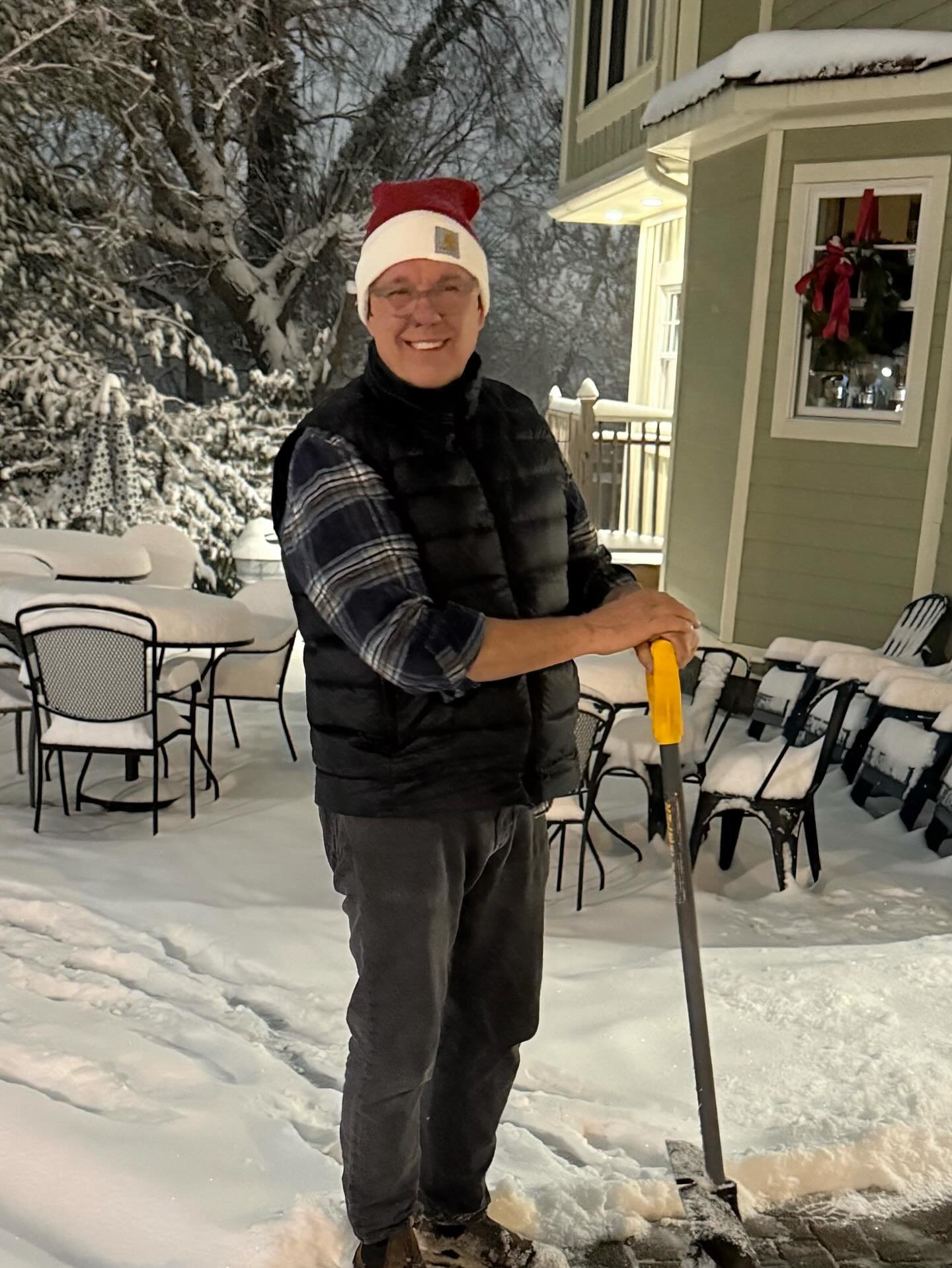 So, we had a li&rsquo;l elf come in last night to clear the way so our other li&rsquo;l elves could come in and serve you and your family on this cold, bright day.
 You know it was cold last night if Tony had to wear a vest. 

#snowdayfun #coffeeempo