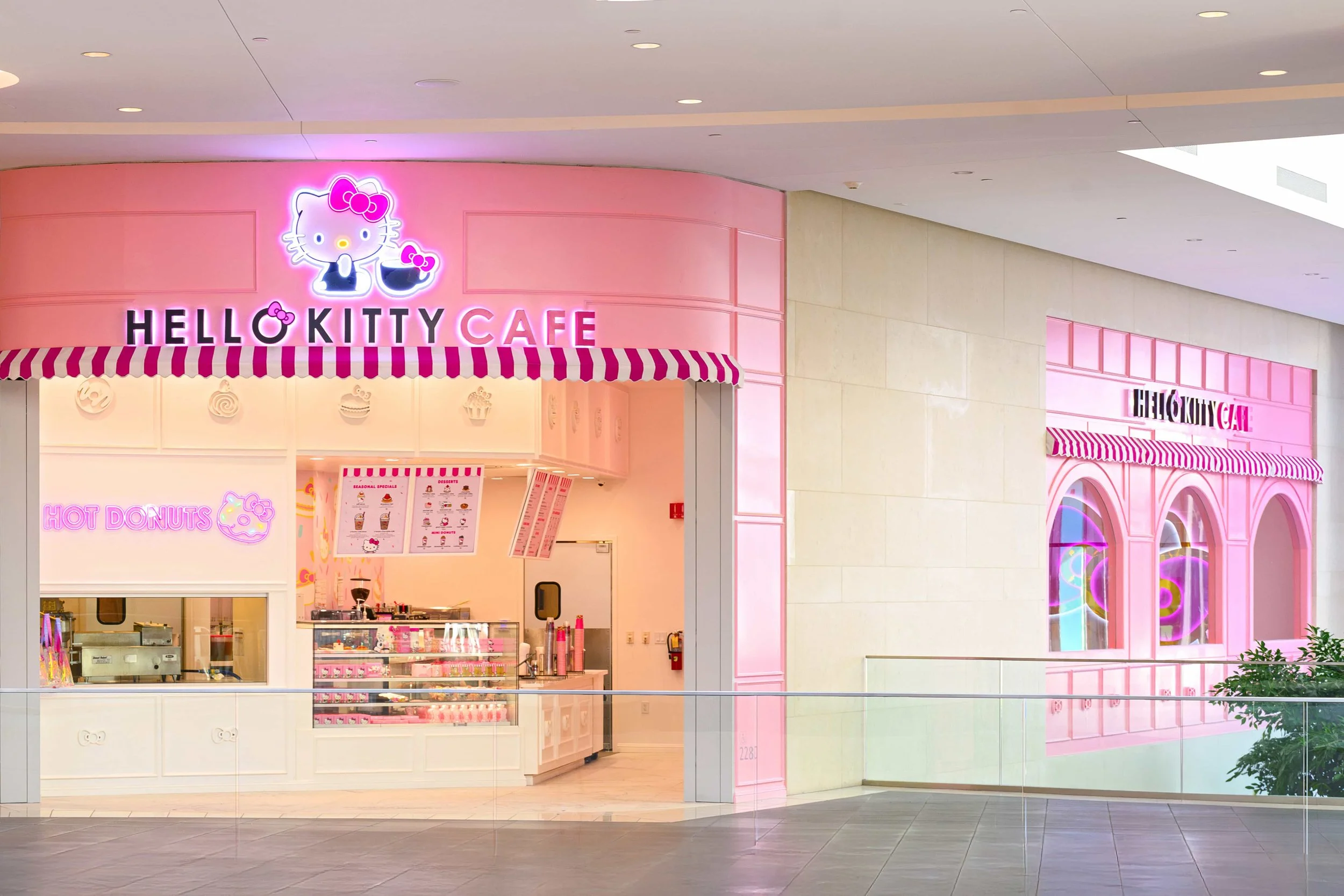tangram-hello-kitty-cafe.jpg