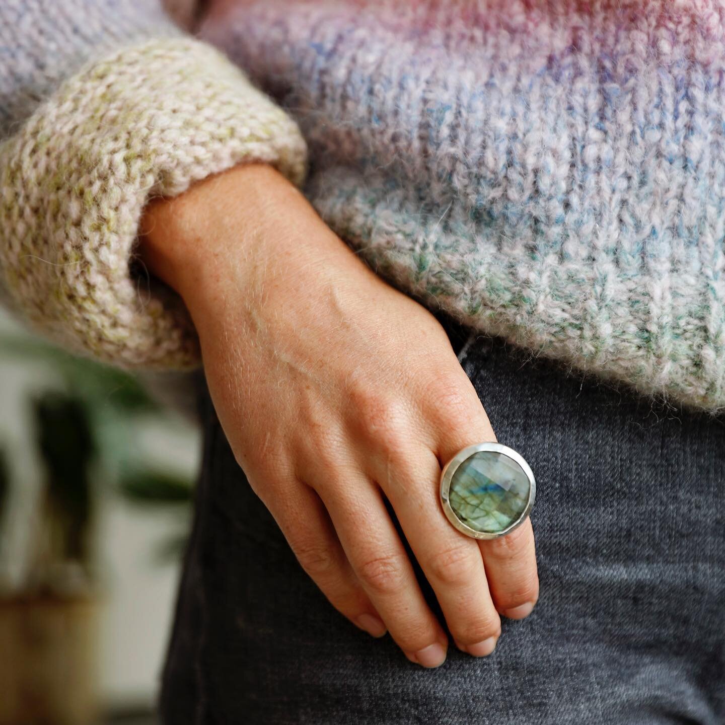 ALI KATE RING
A substantial rose-cut Labradorite, a stone thought to impart strength and perseverance, rests inside a handcrafted bezel forged from sterling silver and sots atop a sterling band. 📷 @belathee 🎬 @dbellert  @shopcarmilias  #kimcaron #m