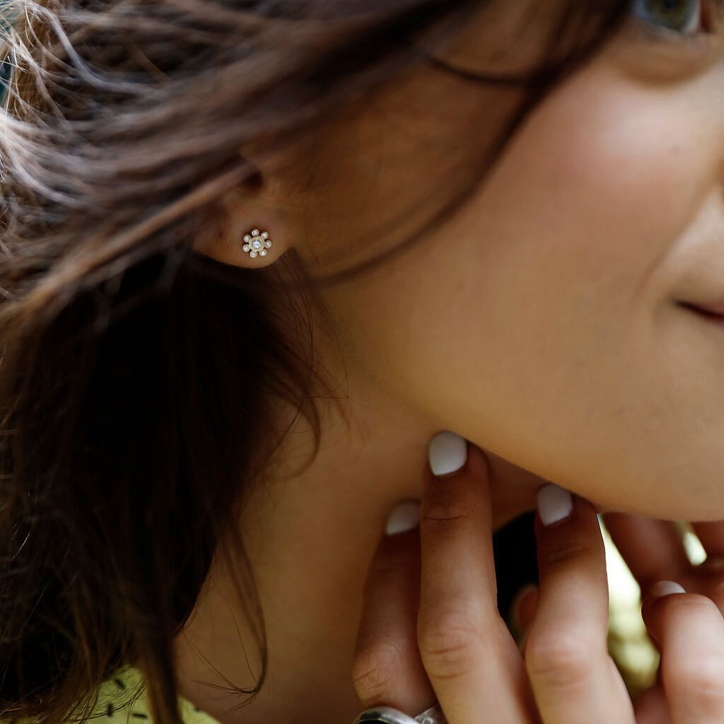 FLORA STUD EARRINGS: 18K GOLD &amp; DIAMOND

These sweet little flower shaped studs radiate with an optimistic energy.

&middot; 18-karat yellow gold
&middot; Total diamond weight: 0.13 ct., color: g, clarity: vs
&middot; Approximate diameter: 6.5 mm