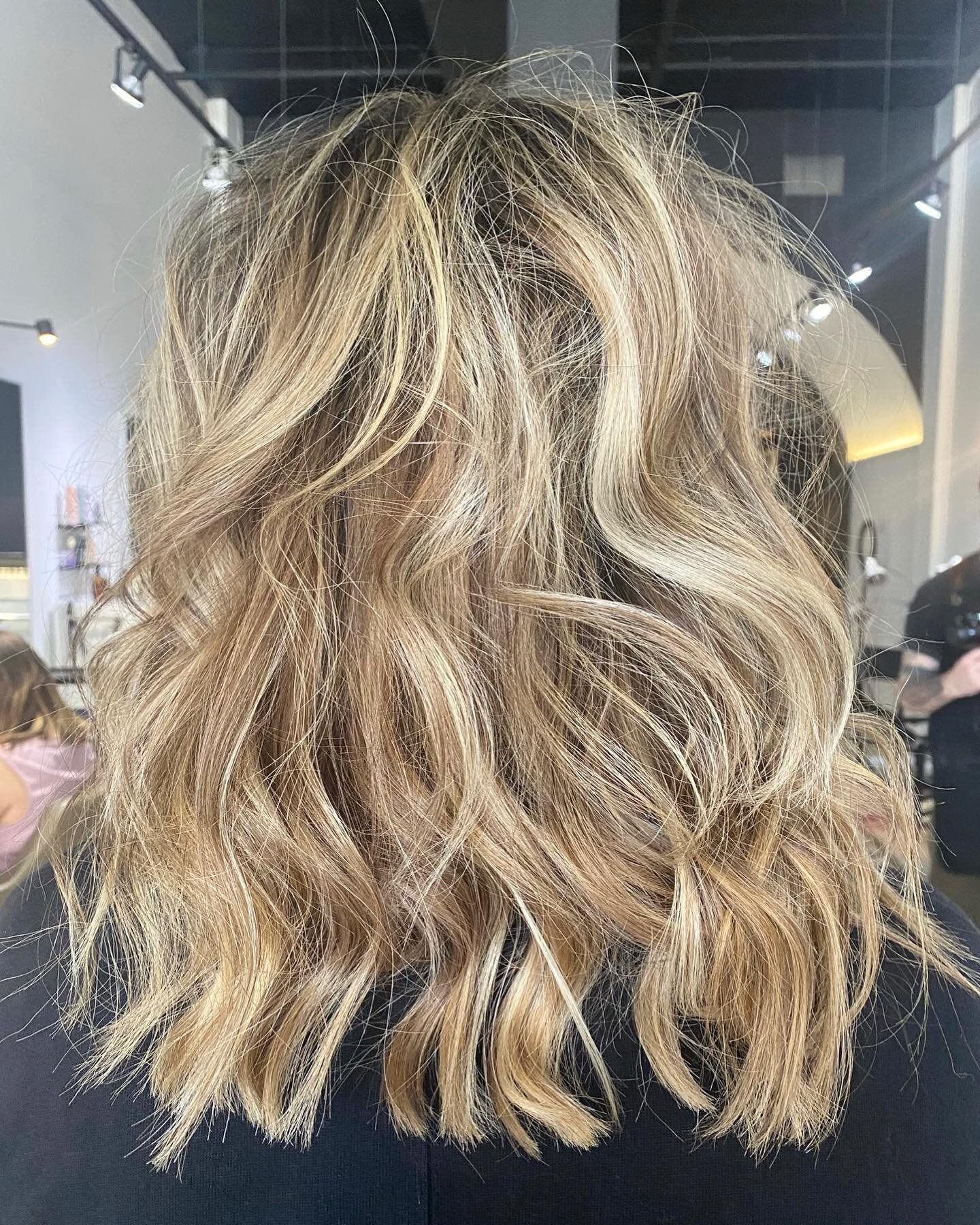 Brightness + movement in all the right places 👌🏼
.
.
Color/cut - @leighleighhair 
.
.
.

@shortnorthartsdistrict 
#colabhairstudio #forthesakeofgoodhair #shortnorthartsdistrict #shortnorthcolumbus #columbushairstylist #614hair #onlyincbus #dimensio