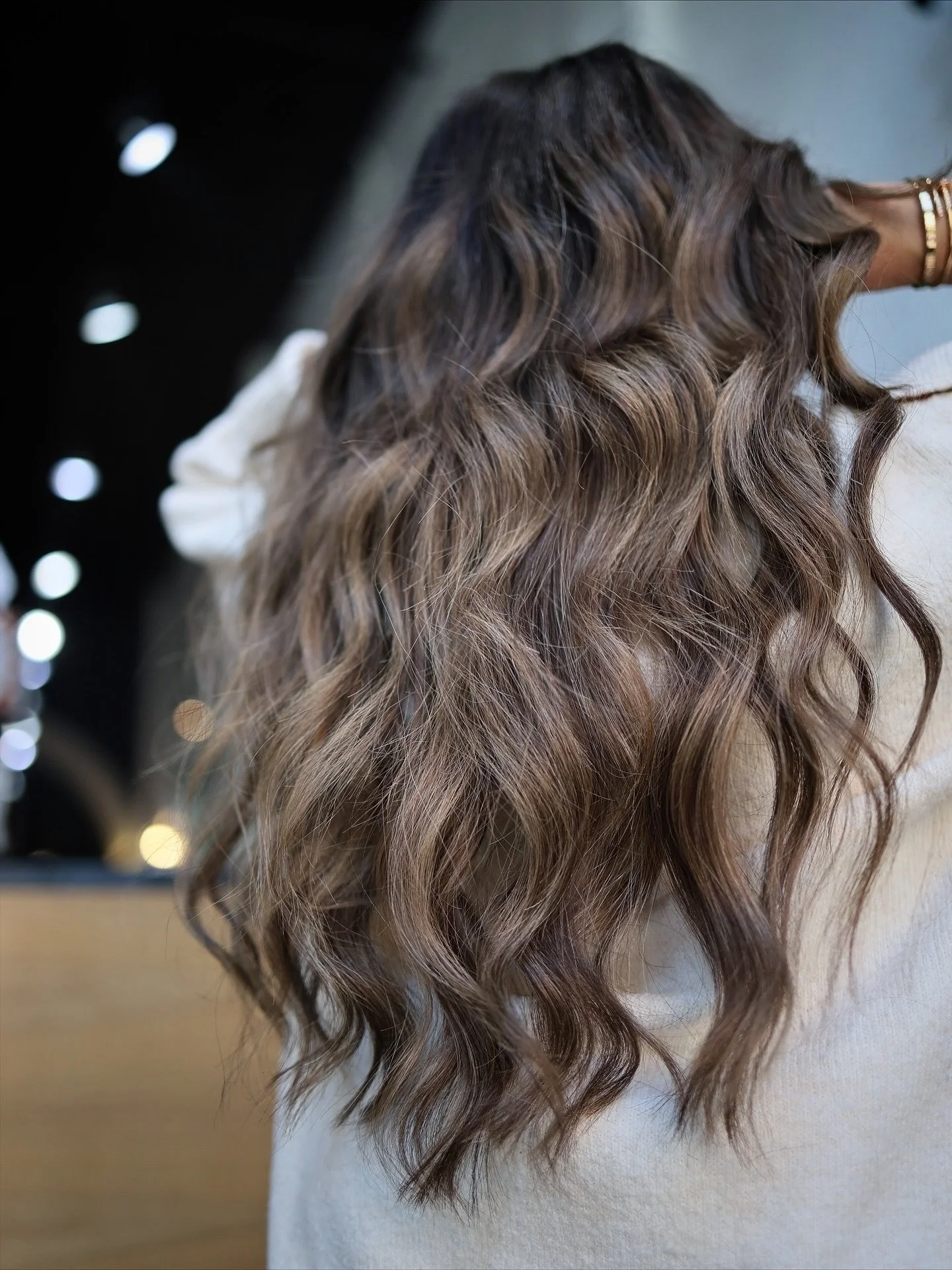 🍂 Autumn Vibes and Gorgeous Hair - what&rsquo;s not to love?

Dimensional Brunette Color and Haircut by @ross_schultz with 2 Rows of Hand-tied Extensions by @kate_mccliment

We are OBSESSED with this collaboration on @fnp_tk - what do you think?