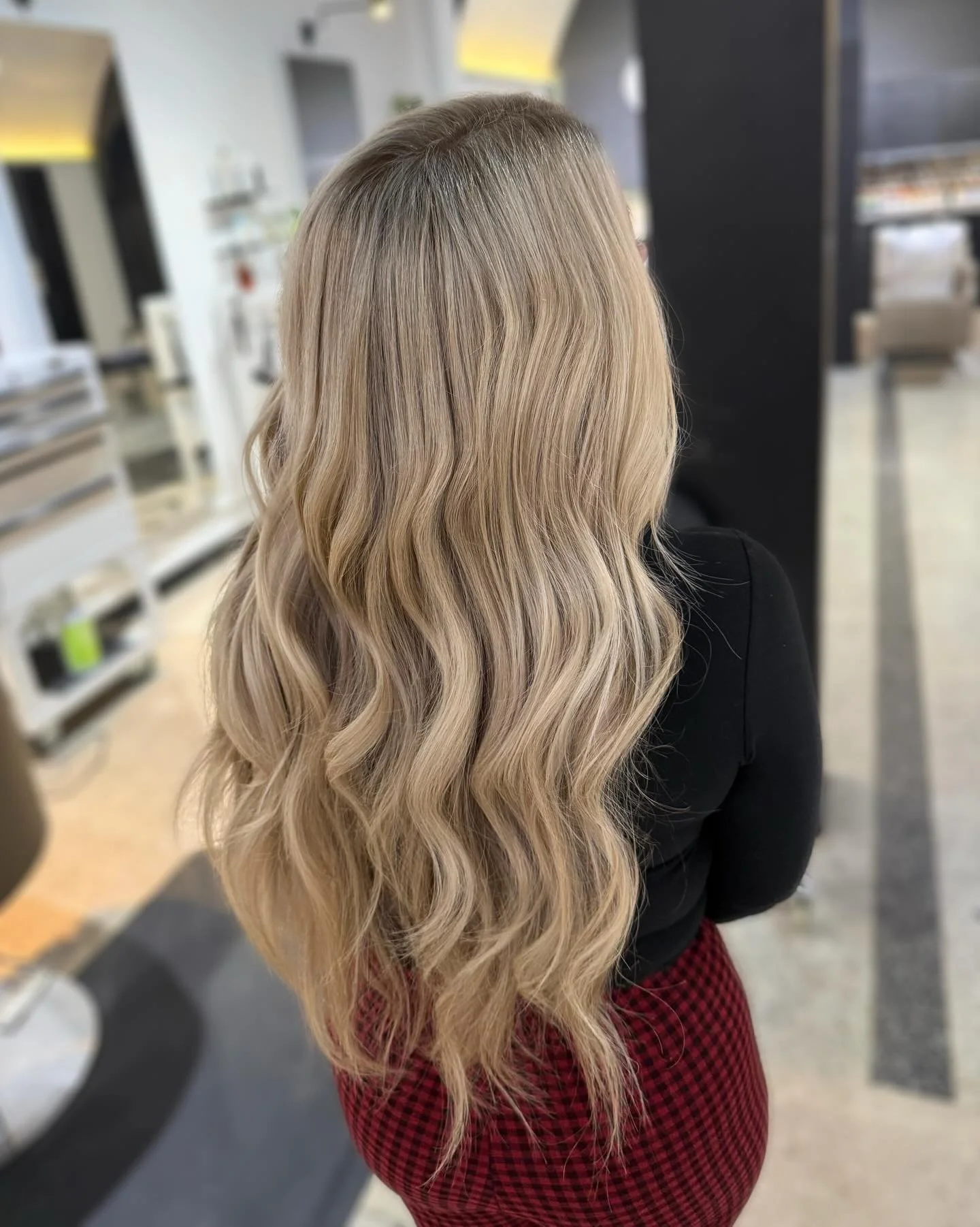 This is your sign 🪧 to book that last minute holiday appointment. 
There&rsquo;s a few spots left.  Call//text//book online. 
❄️Winter blonde // haircut // style with @sdasilva.beauty