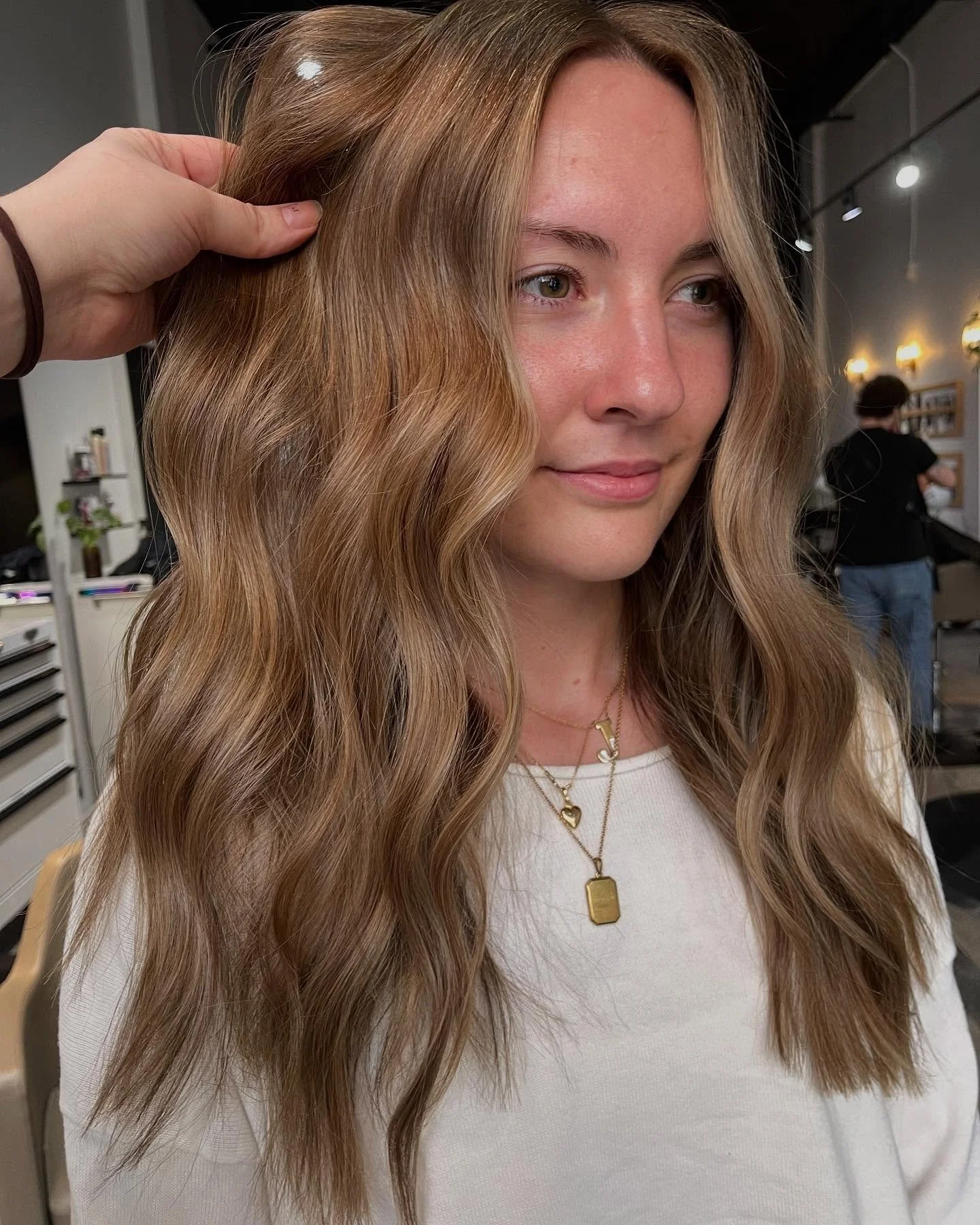 How stunning is this sandy blonde? ⏳ Time is ticking away&hellip;here&rsquo;s your sign to book a balayage appointment before the holiday. 3 weeks to go! 

Color/cut style by: @ars.artistry