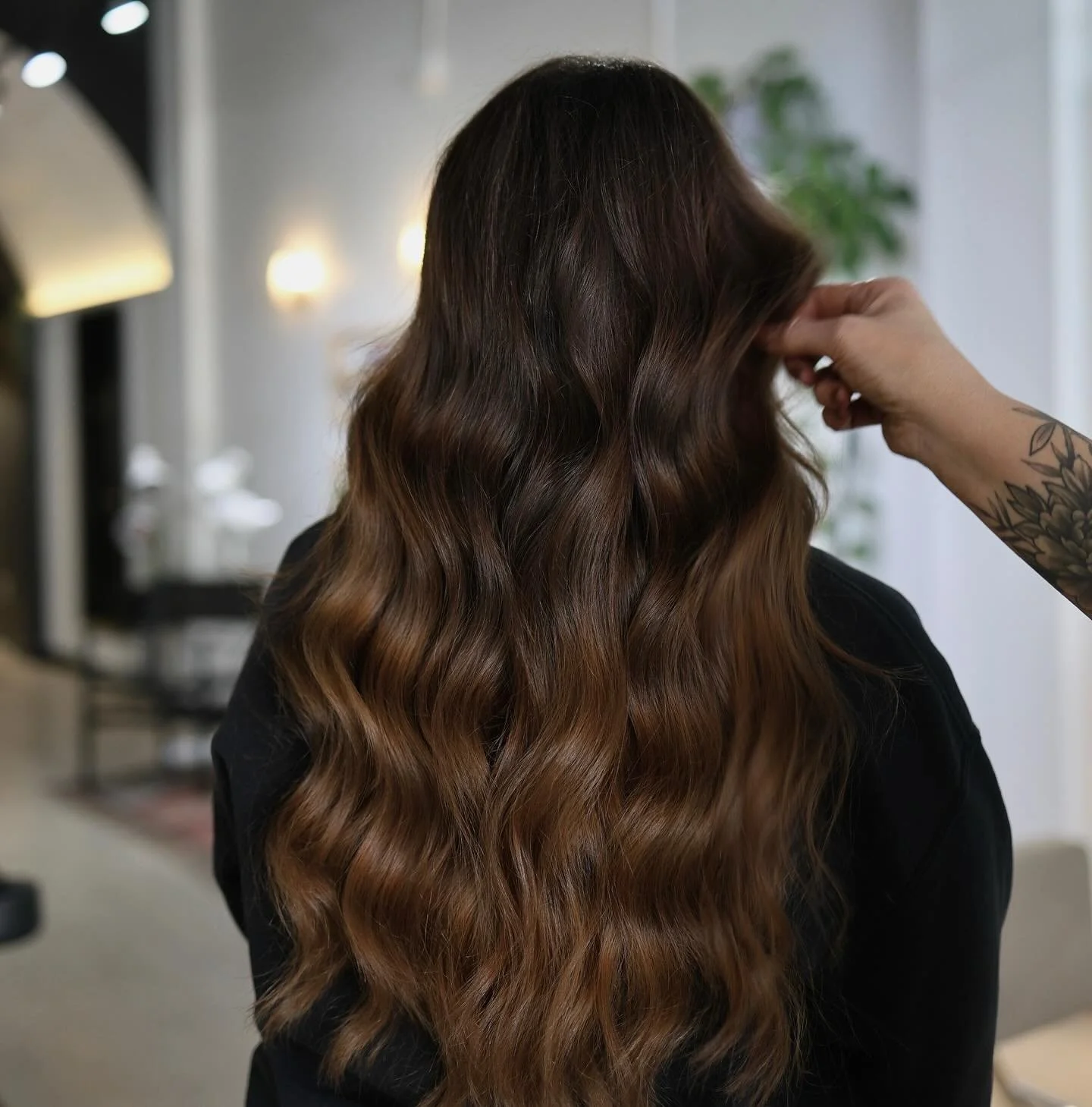 Need a weekend pick me up? A chocolate-y brunette balayage is the answer! 🐻
THURSDAY and FRIDAY appointments available. 
Color/Cut/style by: @cortschultz