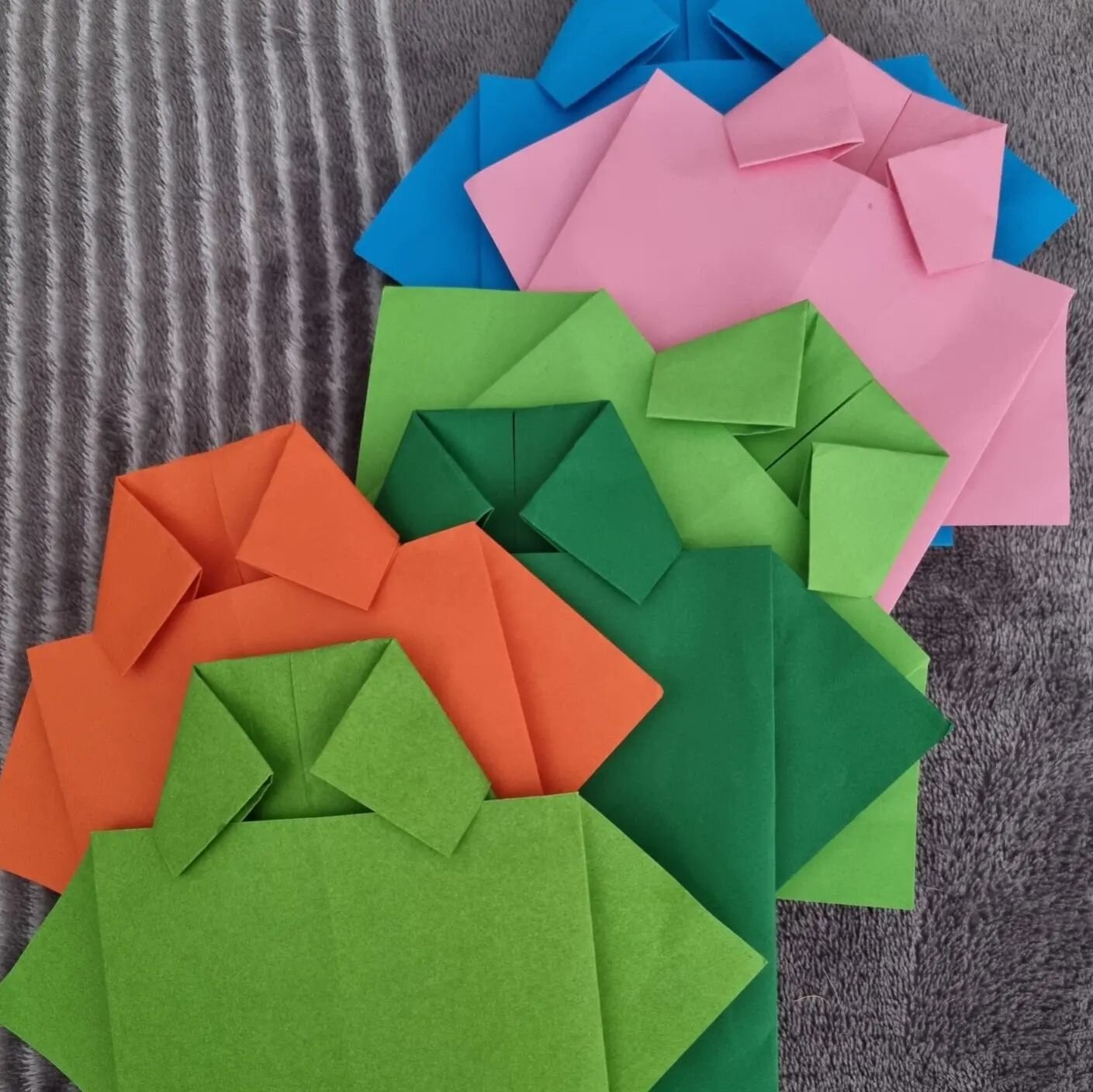 Folding origami shirts, for an activity I'm delivering with @youth_elements tomorrow at Vine Street Park! 

Children and young people to design their own clothing, if they could decorate it how ever they like that represents their identity. 

This co