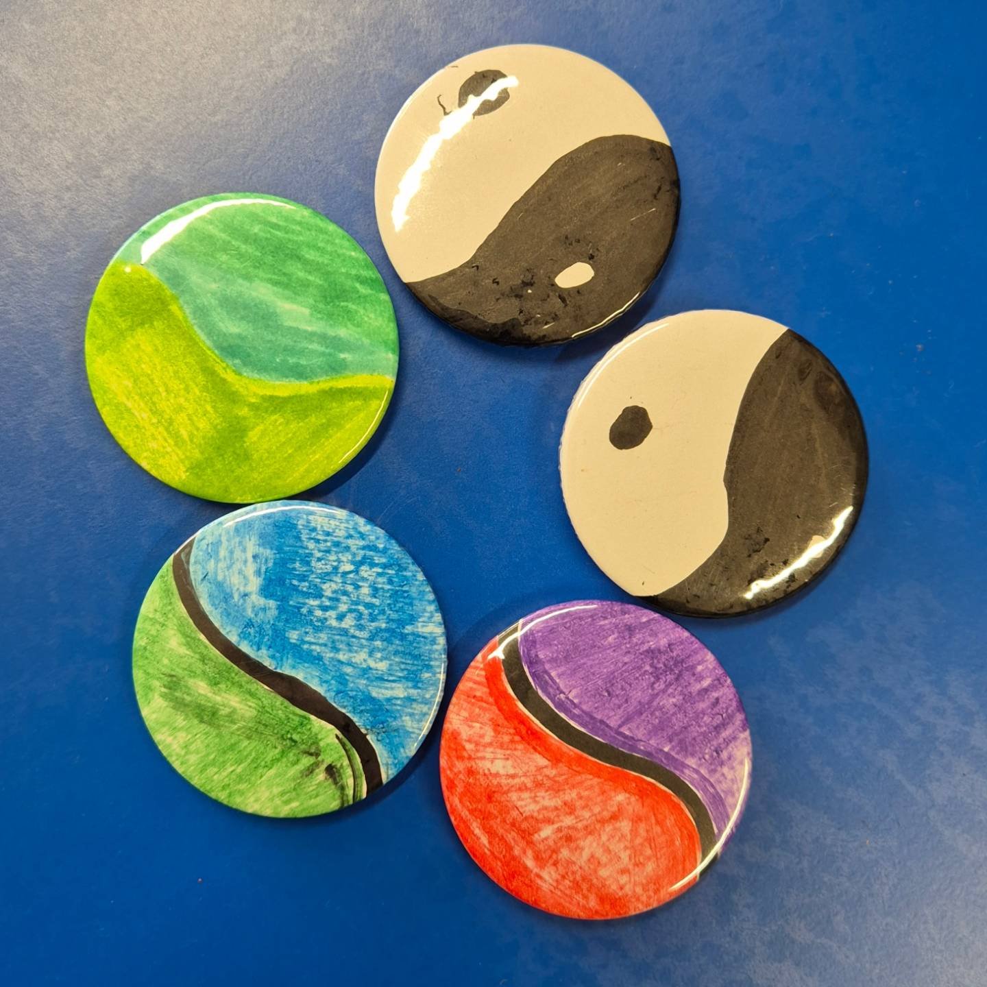 It was fun making pocket mirrors with young people at @youth_elements yesterday. 

#Badgemaker #Craft #Creative