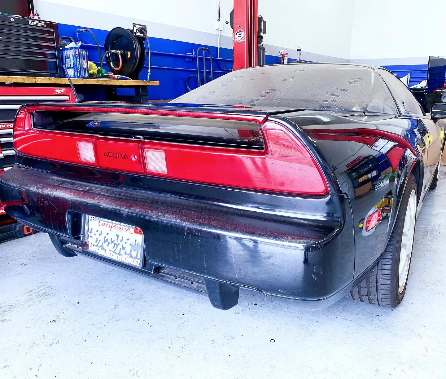 Towed straight out of hibernation. Prepping for new beginnings 🔥💦.
.
.
.
.
.
#acura #acuransx #nsx #hondansx #nsxgram #nsxlife #NA1 #NA2 #acuranation #hondalife #jdm #jdmlifestyle #jdmcars #jdmculture #autorepair #autoshop #carsofinstagram #automot