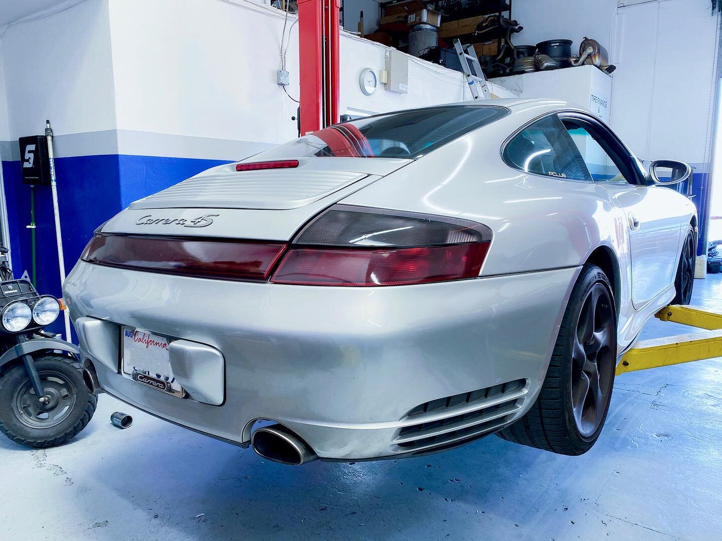 Repairs for this gorgeous Porsche 911 Carrera 4s so it can go back out onto the track! 
- R&amp;R oil separator, cam plugs and brake light switch.
.
.
.
#porsche #porsche911 #porscheclub #pclub #911carrera4s #carrera4s #996 #eurocode #eurocars #germa