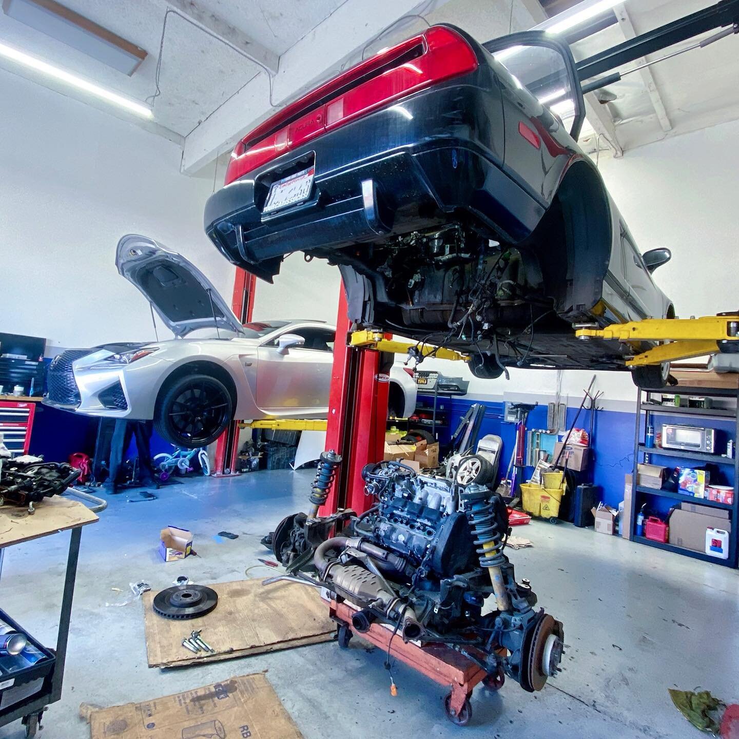 Happy Wednesday! How often do you get to see a fully dropped rear engine motor from a NSX?
.
.
.
.
#acura #nsx #acuransx #hondansx #nsxgram #nsxownersgroup #nsxlife #honda #hondanation #rearengine #rwd #autorepair #autoshop #carrepair #carservice #au