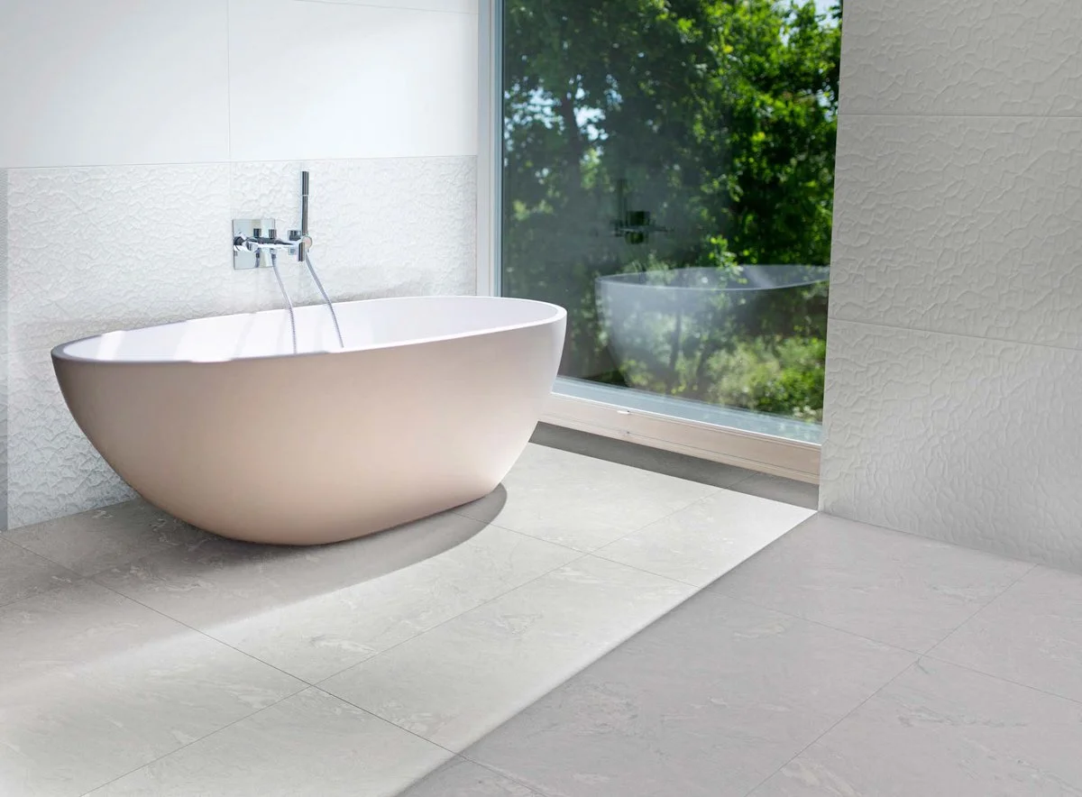 elements-bano-con-pared-blanca-lisa-y-relieve.jpg