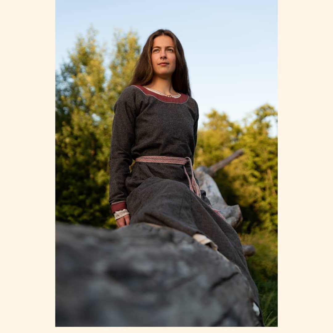 This girl made all the clothes herself, so impressive. 
.
.
.
.
#portraitphotography #portrait #photo #woman #girl #photography #fashion #medieval #roleplay #fashionphotography #nikon