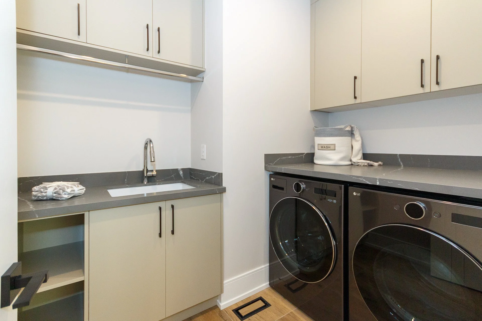 032-145-1526 Garnet Avenue-IMG_4462 (1).jpg