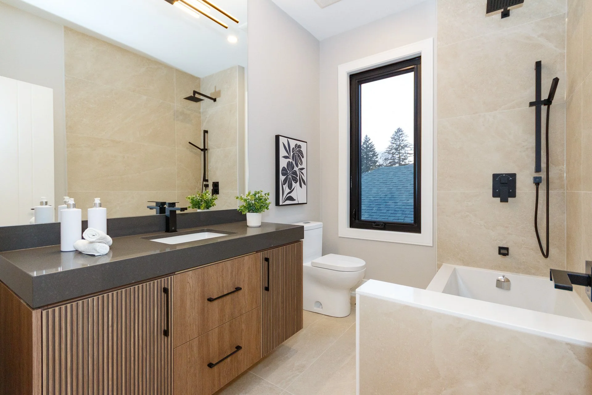 029-1526 Garnet Avenue_2-IMG_5674.jpg