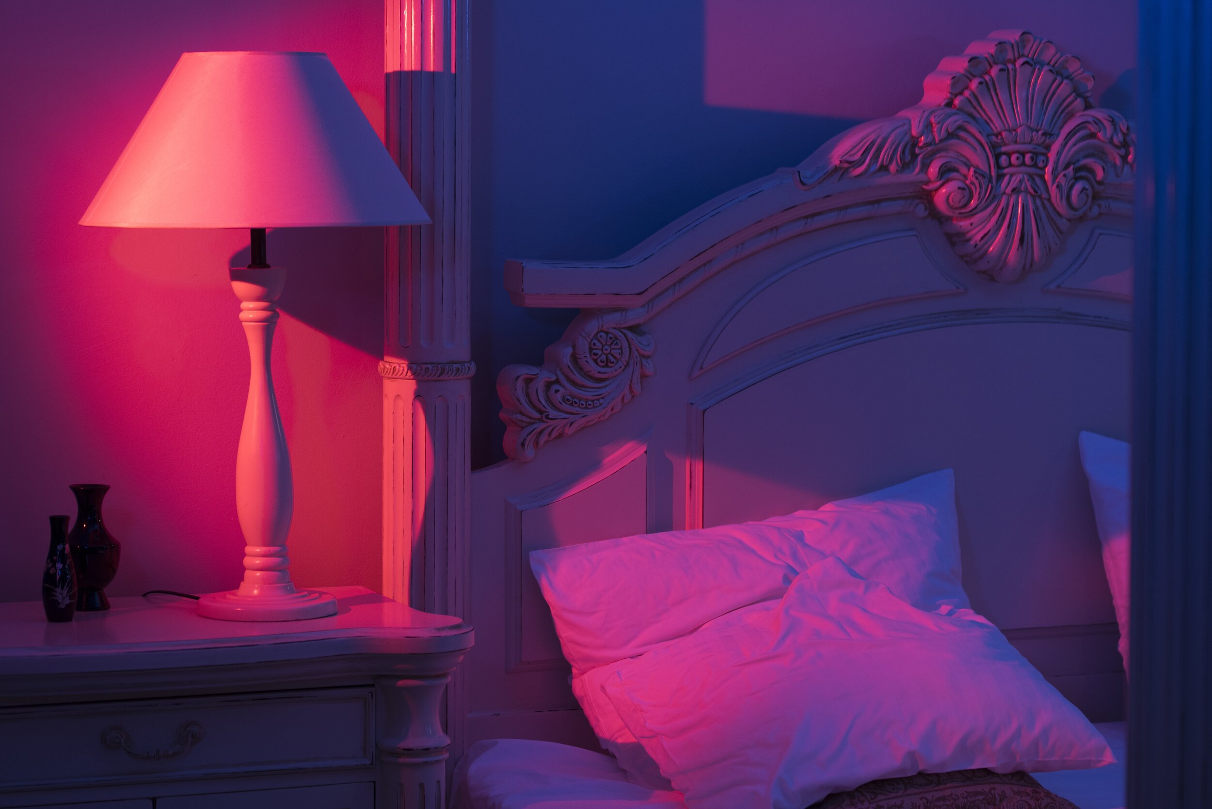 Бордель кровати. Фон комнаты возле кровати. Красивая грудь у комнате под лампой. Комната лампа с рогами. Стильник лампи для спальня.