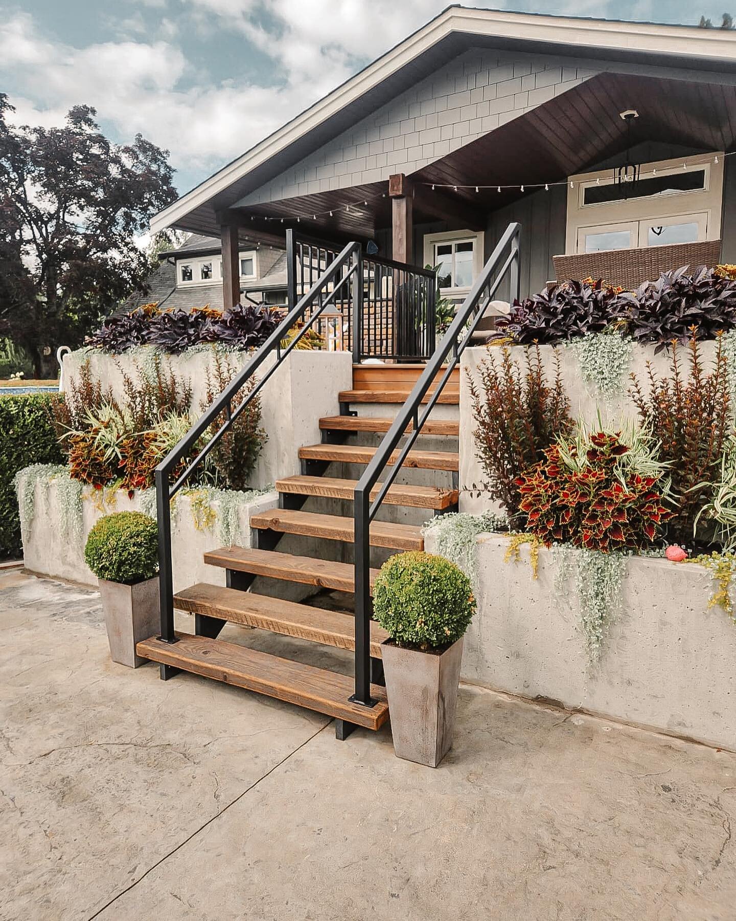 A simple and modern handrail we installed this past summer. A great way to elevate your patio steps💯

This picture has got us all wishing for warmer weather!☀️ stay safe and warm everyone!❄️

#outlawindustriesltd #chilliwackfabrication #metalwork #m