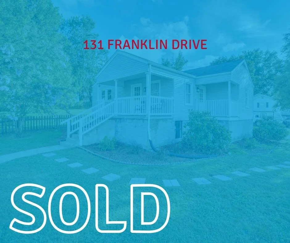 This cutie is officially sold! We are thrilled for the buyers who snatched up such a cute home! 

Congratulations to our sellers! Onto the next one! 💃🏼

📲 423-389-8007

Listing provided by HBX Realty