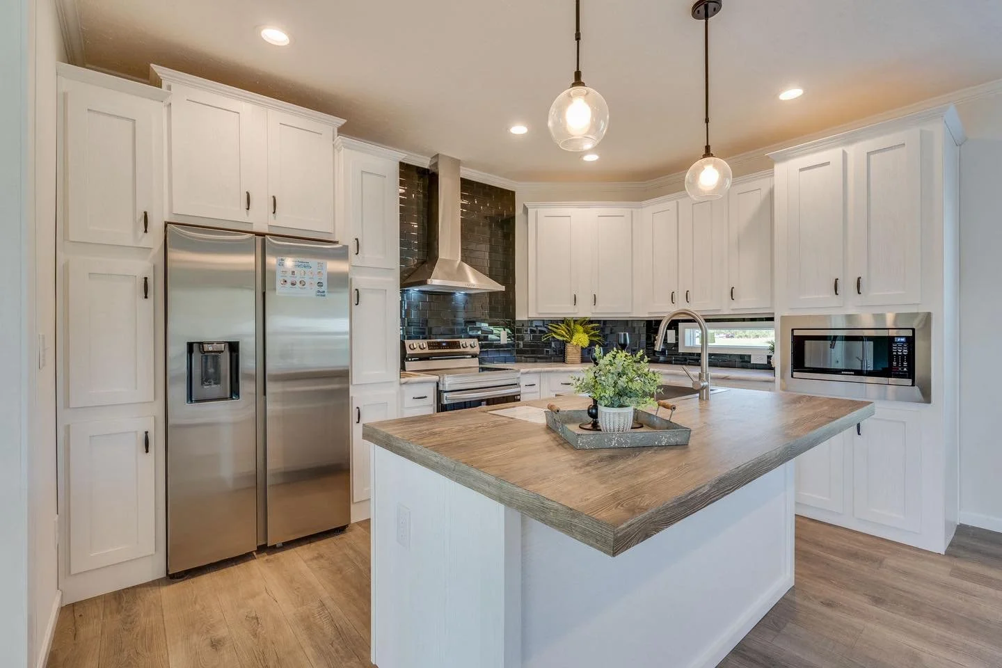 We ❤️ this kitchen space over at our listing at 1558 River Path in Morristown, TN! The black subway tile is so unique and the contrast with the white shaker cabinets makes it really pop! 💥
This 3 bedroom/2 bathroom new construction home is availabl