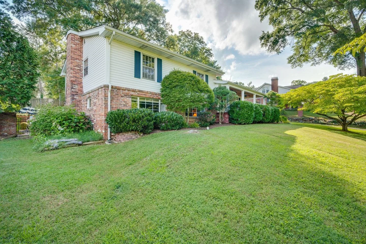 This home is such a great one, just in time for the holidays! Come make 103 Butler your family Christmas gift 🎁 
📍103 Butler Dr. Bristol, TN 37620
📲 423-389-8007
Listing provided by HBX Realty