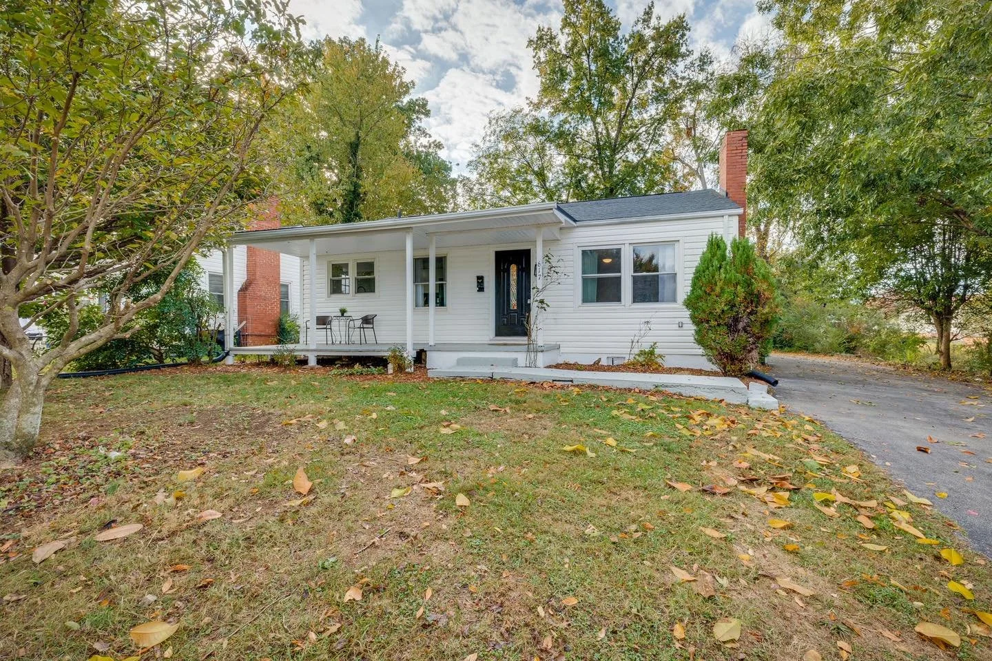 ✨ N E W  L I S T I N G ✨
❗️Shares Appreciated ❗️
Y’all, this one is STUNNING and in the ❤️ of all the action of downtown Johnson City, TN! That’s right, you’re walking distance to ETSU, the baseball stadium and Founders Park! Feat